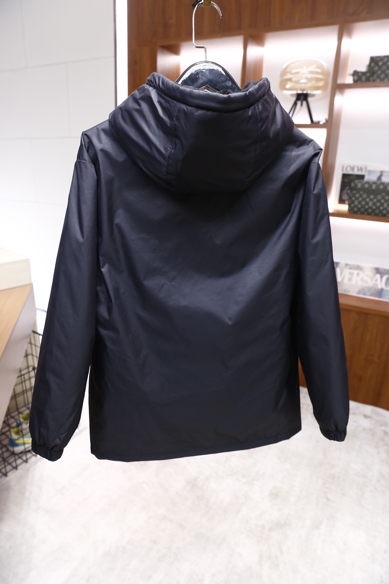 🔥杰尼亚.2025秋冬新品！时尚男士连帽羽绒拼皮外套，主体采用顺滑哑光的防风面料打造，内里填充饱满羽绒，