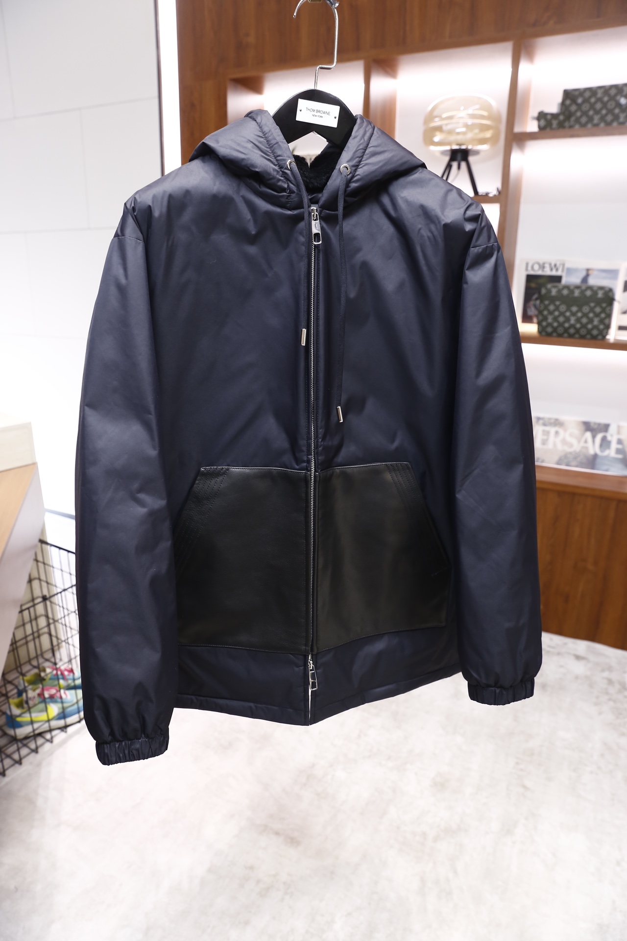 🔥杰尼亚.2025秋冬新品！时尚男士连帽羽绒拼皮外套，主体采用顺滑哑光的防风面料打造，内里填充饱满羽绒，