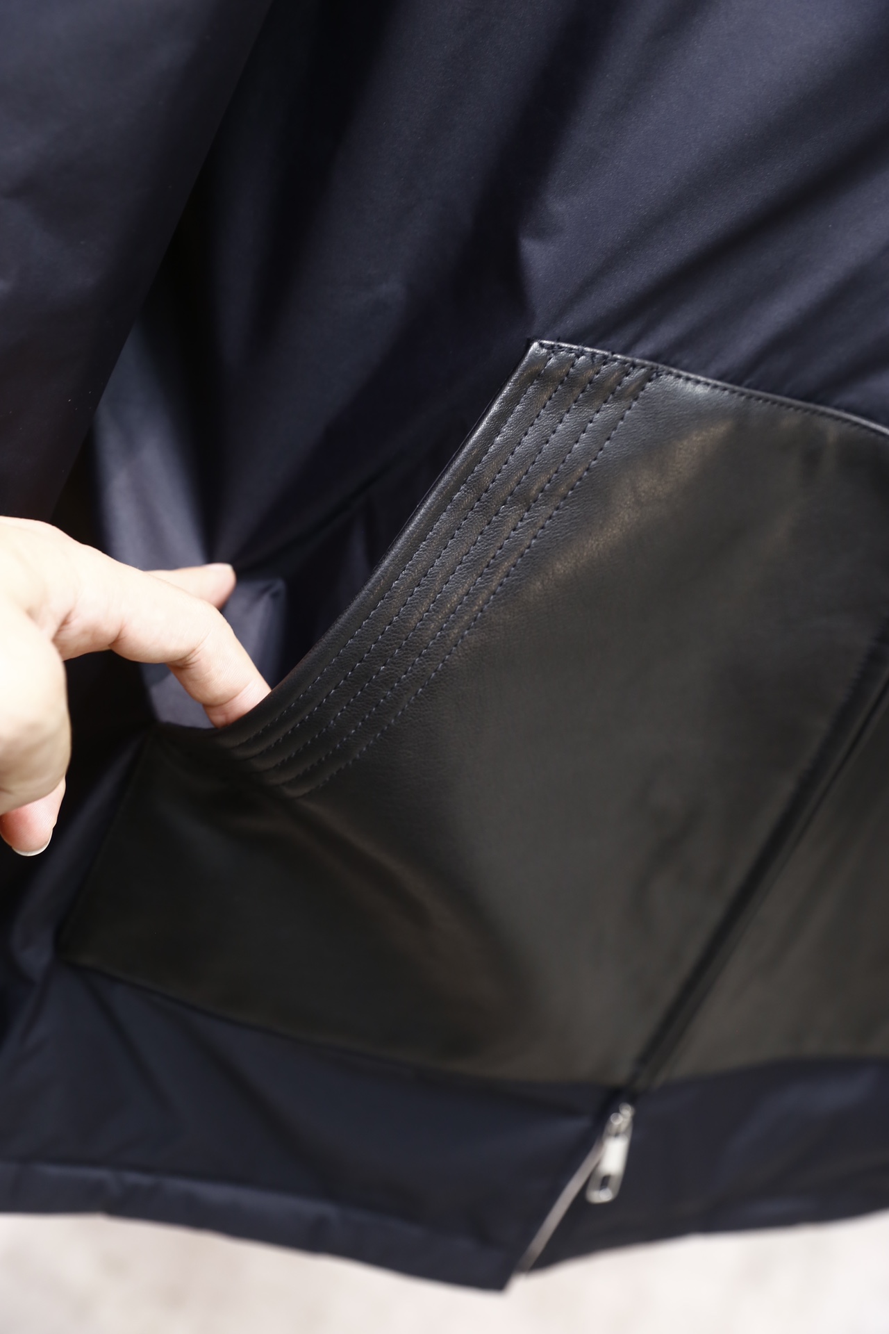 🔥杰尼亚.2025秋冬新品！时尚男士连帽羽绒拼皮外套，主体采用顺滑哑光的防风面料打造，内里填充饱满羽绒，