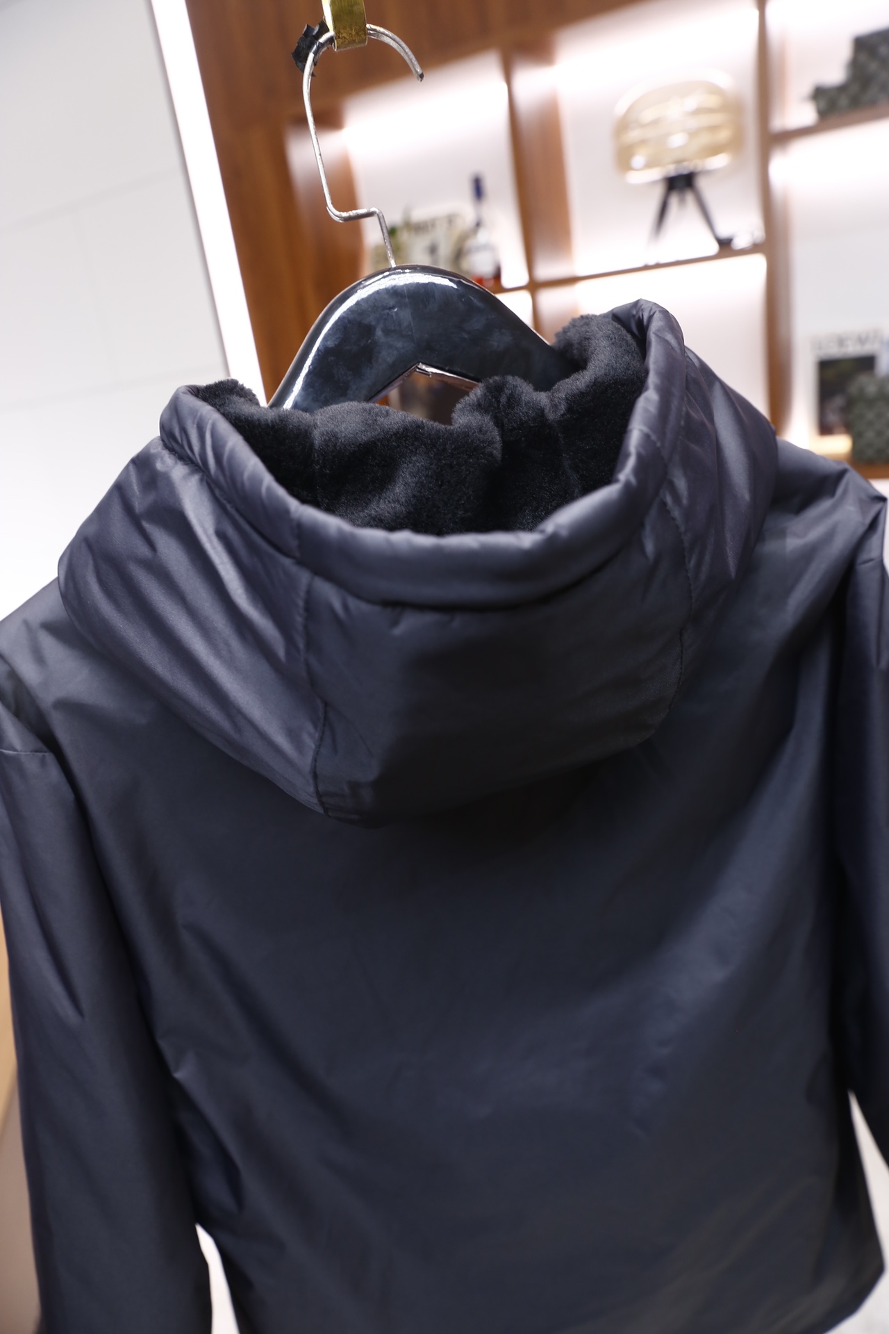 🔥杰尼亚.2025秋冬新品！时尚男士连帽羽绒拼皮外套，主体采用顺滑哑光的防风面料打造，内里填充饱满羽绒，