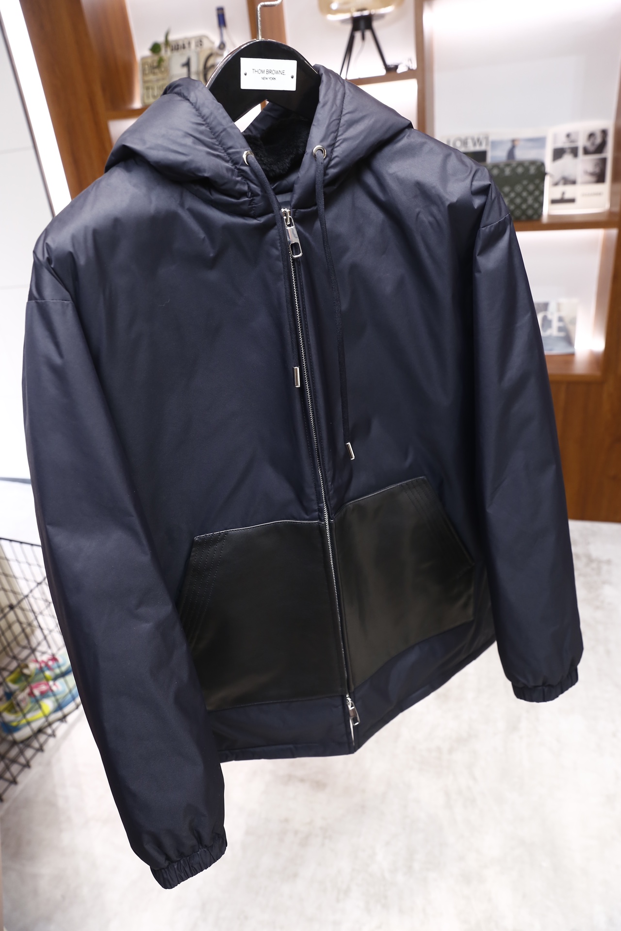 🔥杰尼亚.2025秋冬新品！时尚男士连帽羽绒拼皮外套，主体采用顺滑哑光的防风面料打造，内里填充饱满羽绒，