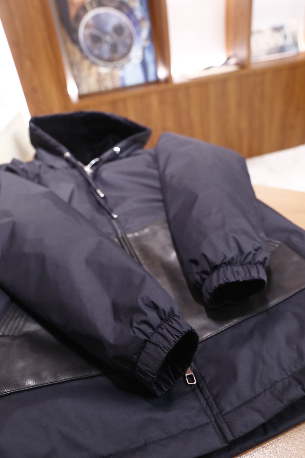 🔥杰尼亚.2025秋冬新品！时尚男士连帽羽绒拼皮外套，主体采用顺滑哑光的防风面料打造，内里填充饱满羽绒，