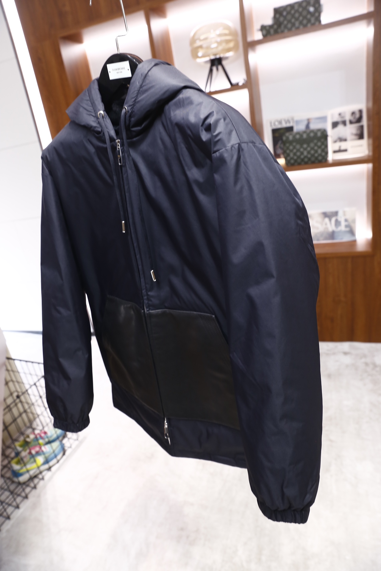 🔥杰尼亚.2025秋冬新品！时尚男士连帽羽绒拼皮外套，主体采用顺滑哑光的防风面料打造，内里填充饱满羽绒，