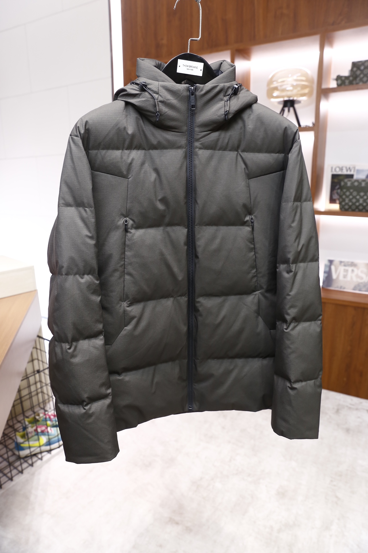 🔥纪梵希.2025秋冬新品！时尚男士连帽羽绒服采用防风抗皱的肌理感面料制作，内里填充饱满羽绒，保暖性优异