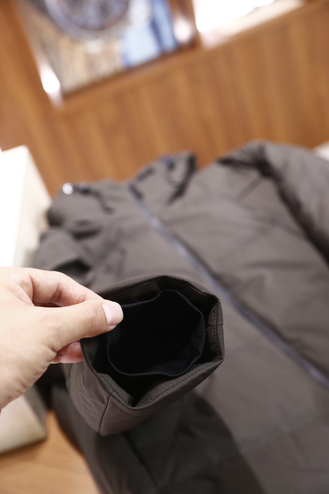 🔥纪梵希.2025秋冬新品！时尚男士连帽羽绒服采用防风抗皱的肌理感面料制作，内里填充饱满羽绒，保暖性优异