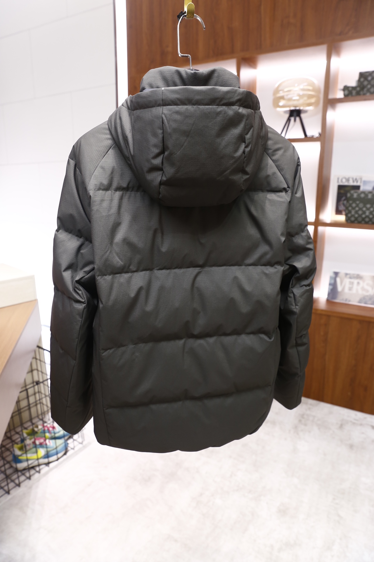 🔥纪梵希.2025秋冬新品！时尚男士连帽羽绒服采用防风抗皱的肌理感面料制作，内里填充饱满羽绒，保暖性优异