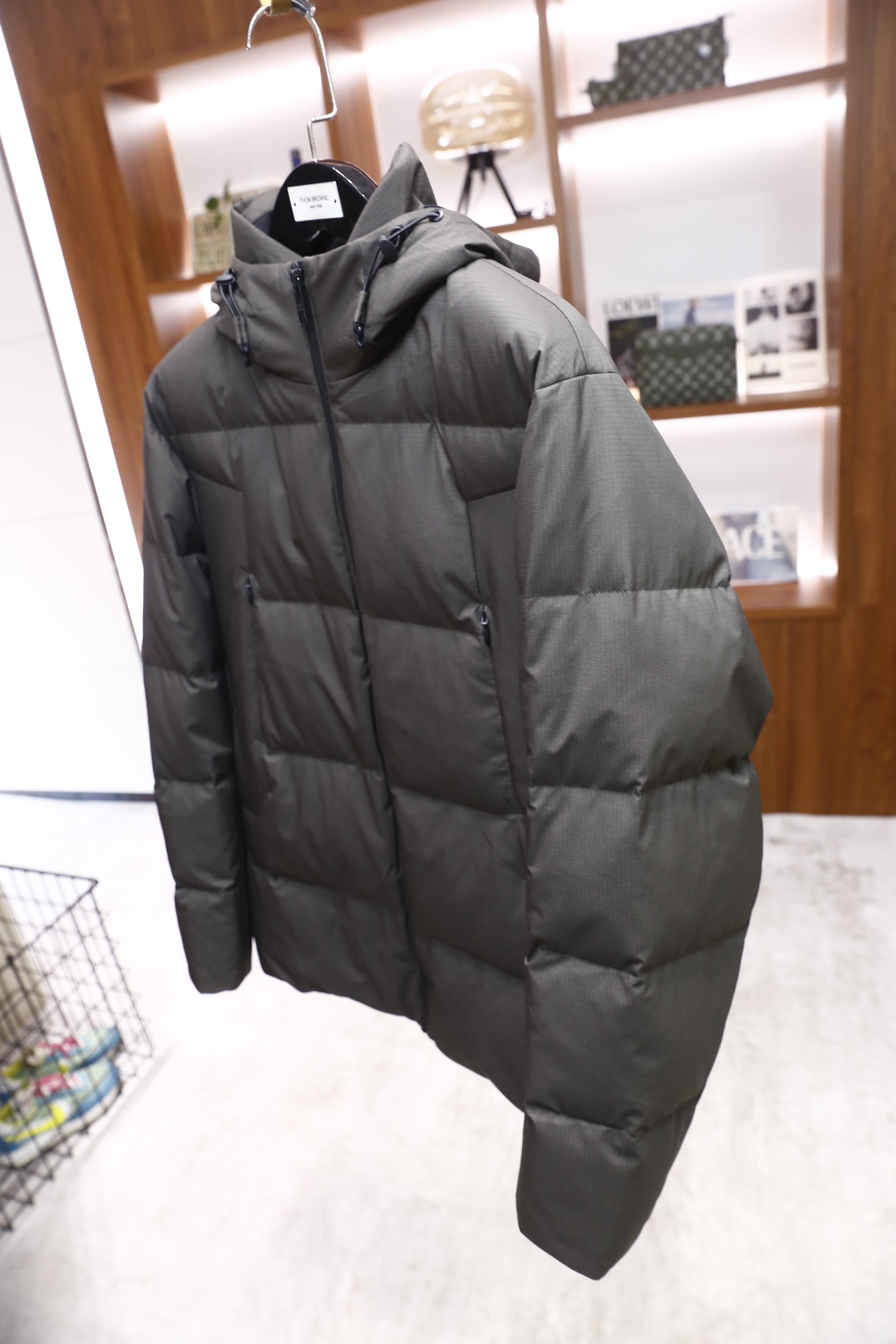 🔥纪梵希.2025秋冬新品！时尚男士连帽羽绒服采用防风抗皱的肌理感面料制作，内里填充饱满羽绒，保暖性优异