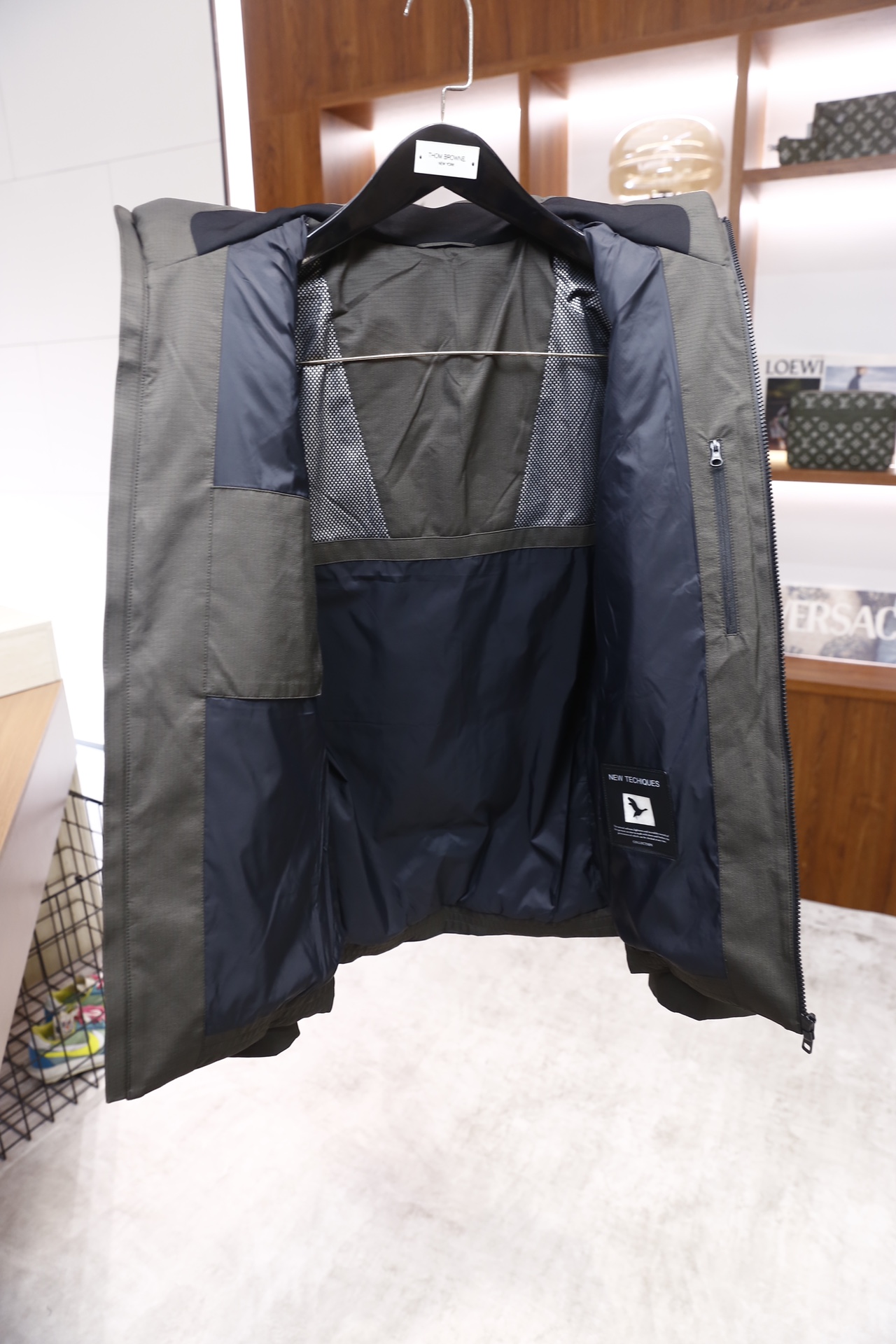 🔥纪梵希.2025秋冬新品！时尚男士连帽羽绒服采用防风抗皱的肌理感面料制作，内里填充饱满羽绒，保暖性优异