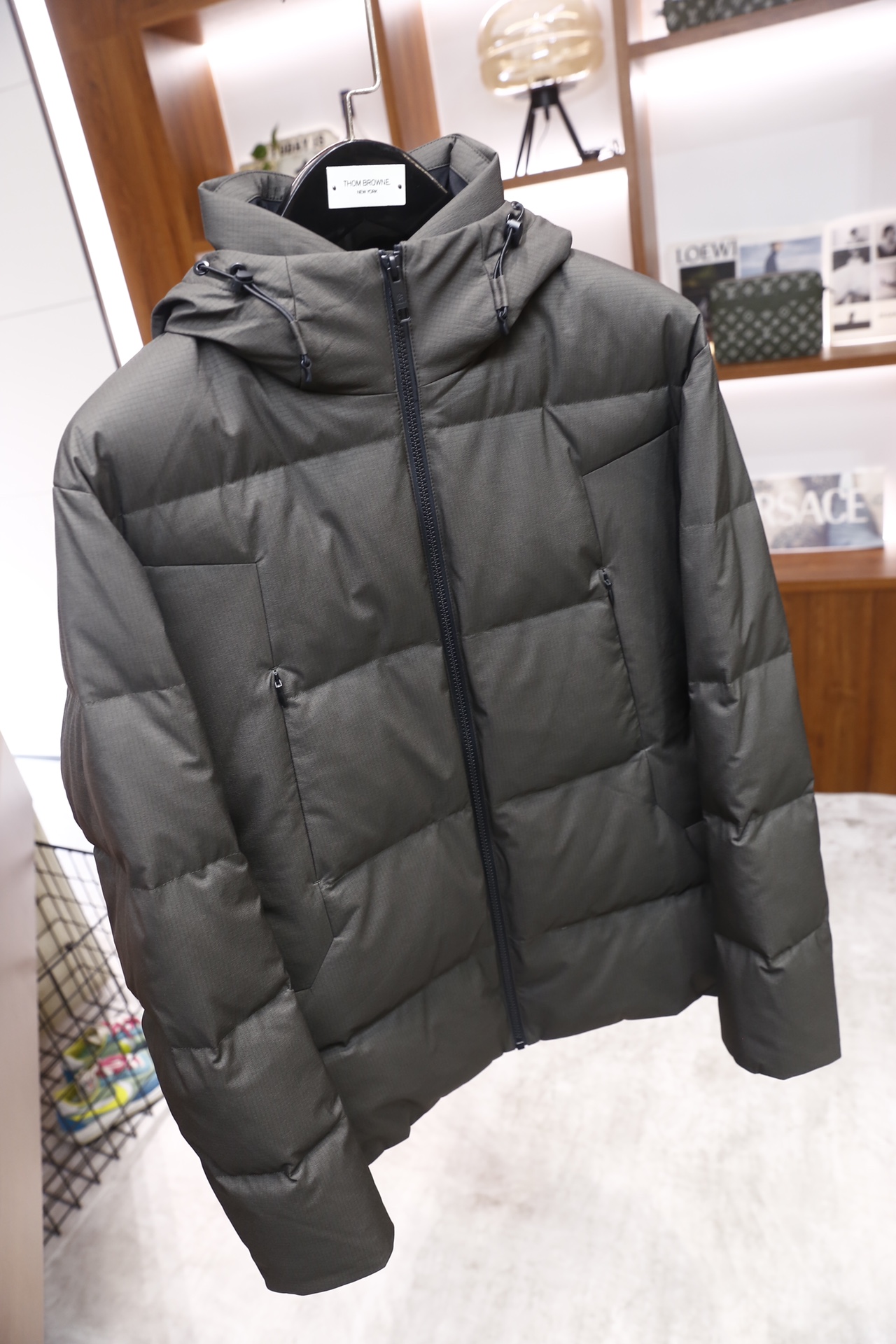 🔥纪梵希.2025秋冬新品！时尚男士连帽羽绒服采用防风抗皱的肌理感面料制作，内里填充饱满羽绒，保暖性优异