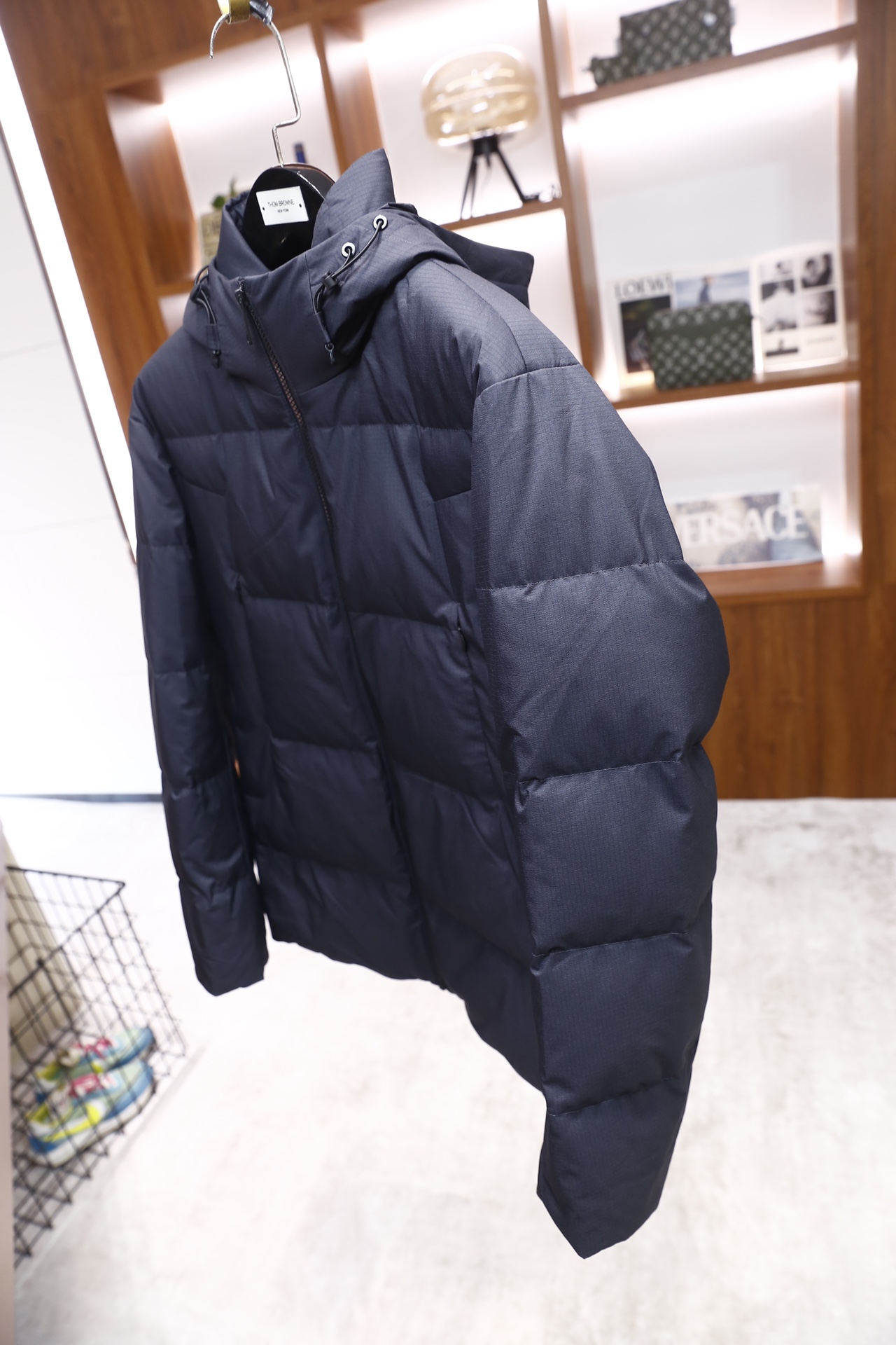 🔥纪梵希.2025秋冬新品！时尚男士连帽羽绒服采用防风抗皱的肌理感面料制作，内里填充饱满羽绒，保暖性优异