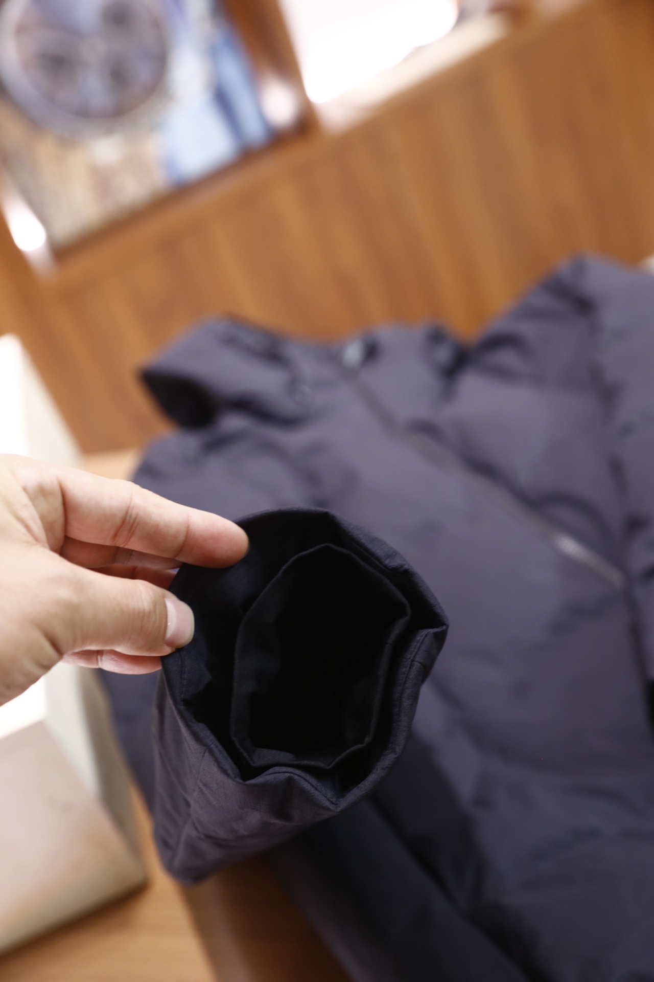 🔥纪梵希.2025秋冬新品！时尚男士连帽羽绒服采用防风抗皱的肌理感面料制作，内里填充饱满羽绒，保暖性优异