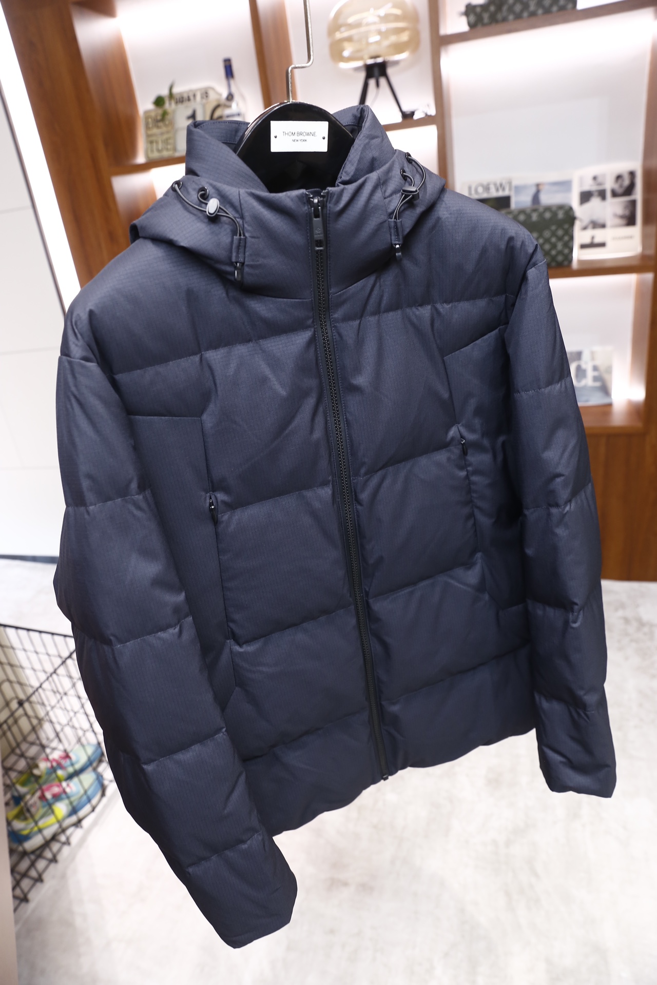 🔥纪梵希.2025秋冬新品！时尚男士连帽羽绒服采用防风抗皱的肌理感面料制作，内里填充饱满羽绒，保暖性优异