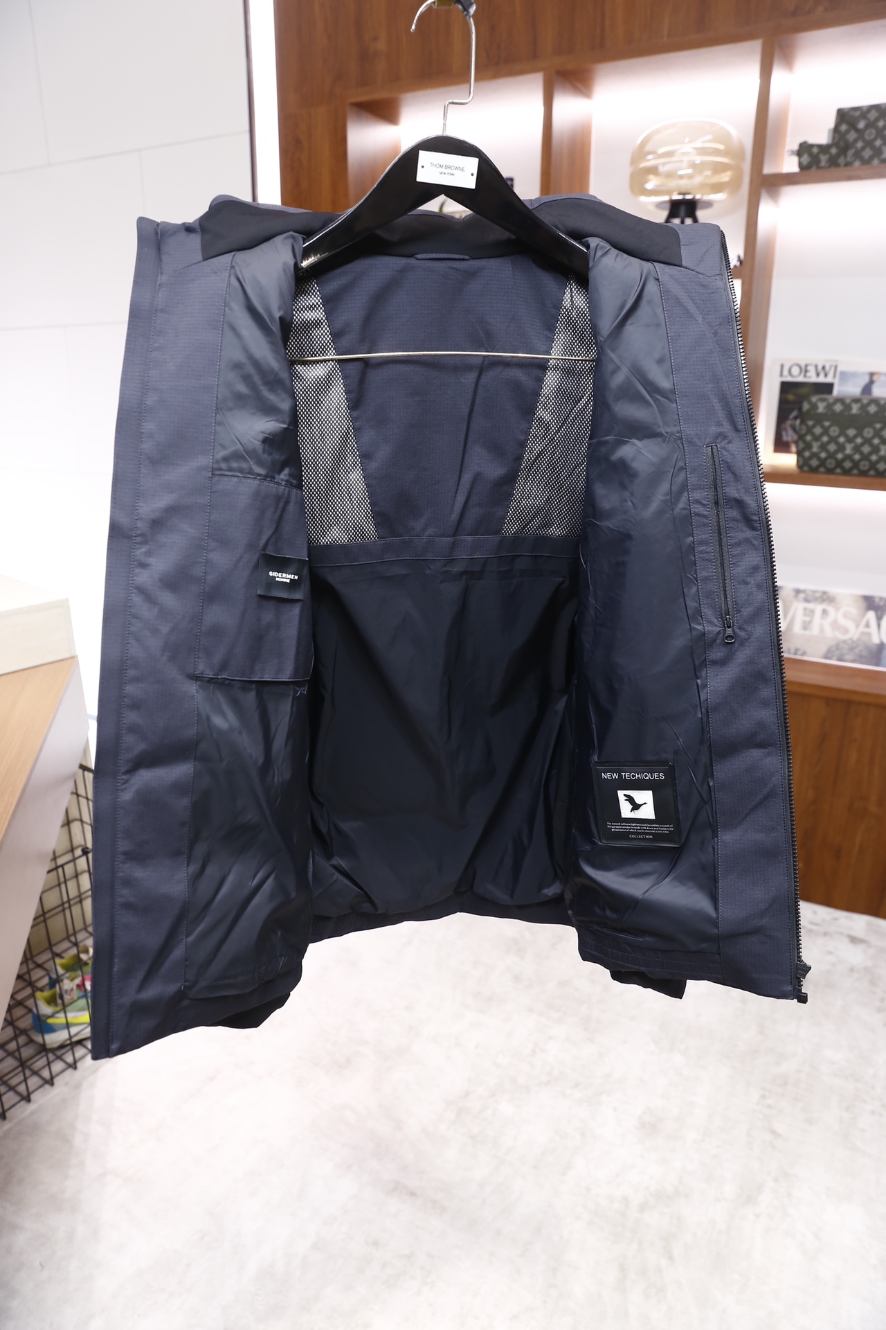 🔥纪梵希.2025秋冬新品！时尚男士连帽羽绒服采用防风抗皱的肌理感面料制作，内里填充饱满羽绒，保暖性优异