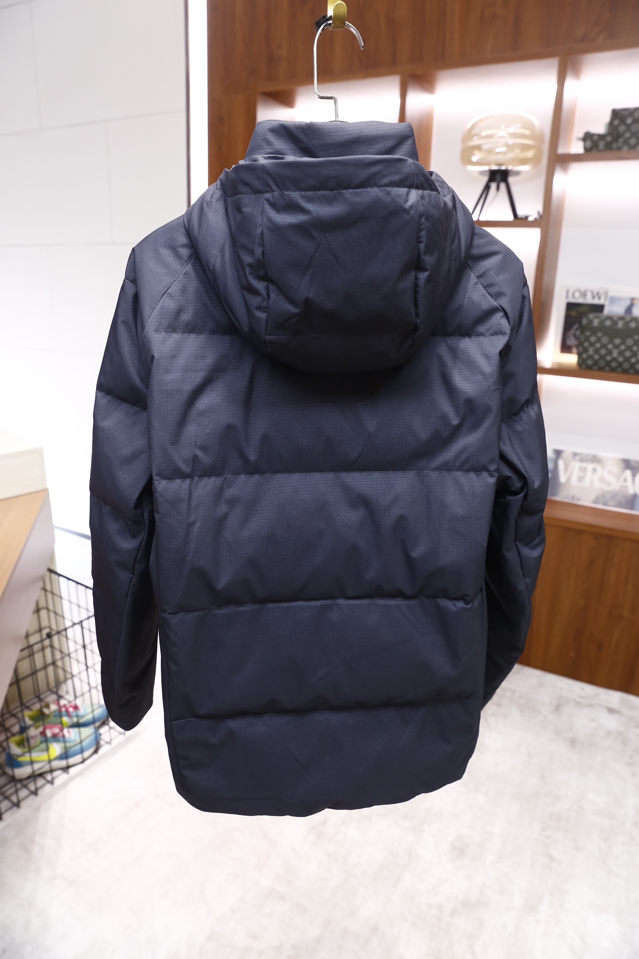 🔥纪梵希.2025秋冬新品！时尚男士连帽羽绒服采用防风抗皱的肌理感面料制作，内里填充饱满羽绒，保暖性优异