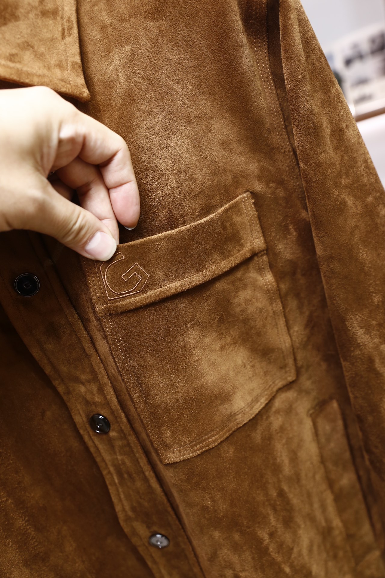 🔥纪梵希.25秋冬新品！时尚男士翻领衬衫式外套采用细腻的麂皮面料制作，触感柔软且带有独特的绒面质感，经典