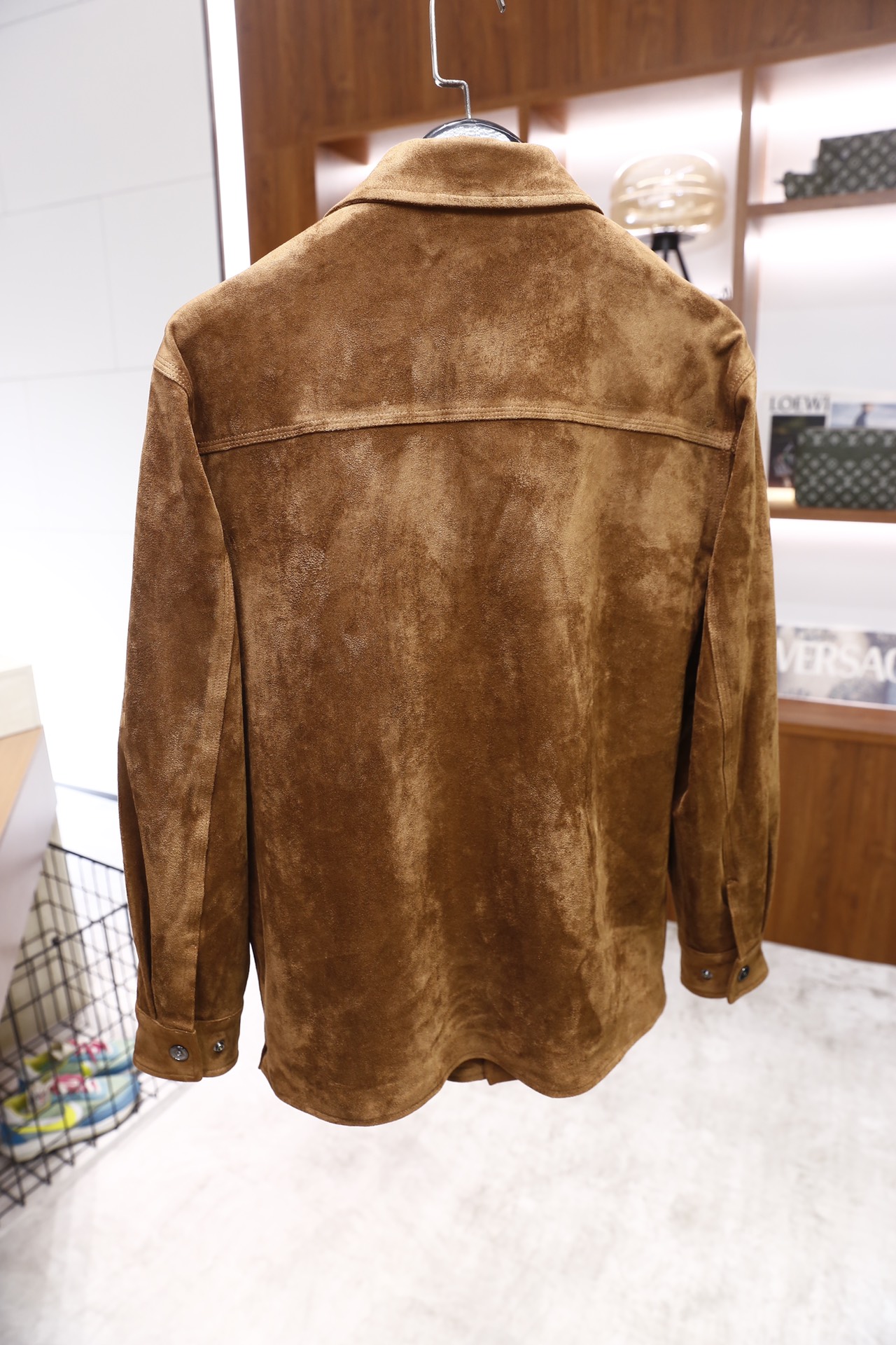 🔥纪梵希.25秋冬新品！时尚男士翻领衬衫式外套采用细腻的麂皮面料制作，触感柔软且带有独特的绒面质感，经典