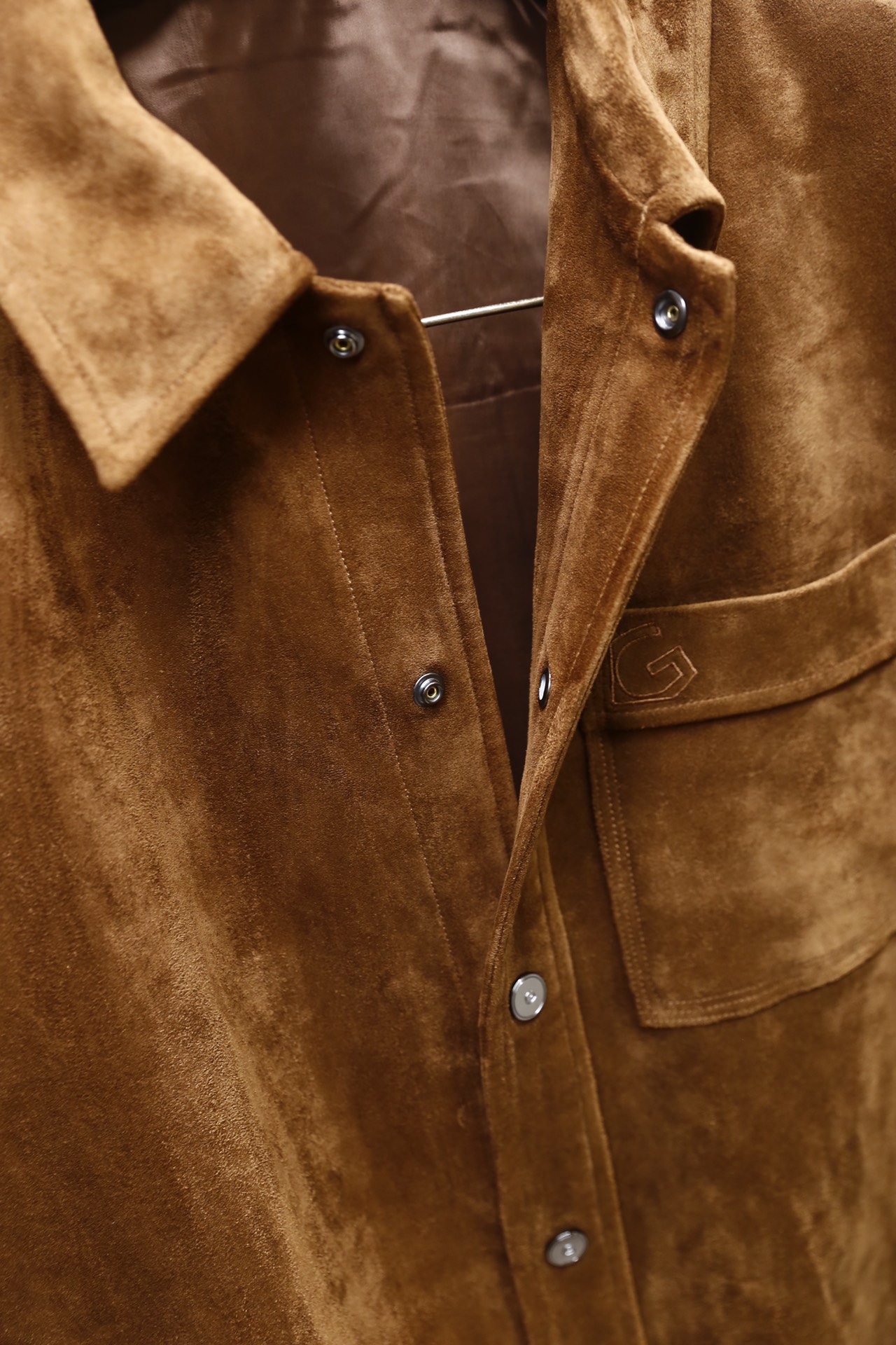 🔥纪梵希.25秋冬新品！时尚男士翻领衬衫式外套采用细腻的麂皮面料制作，触感柔软且带有独特的绒面质感，经典