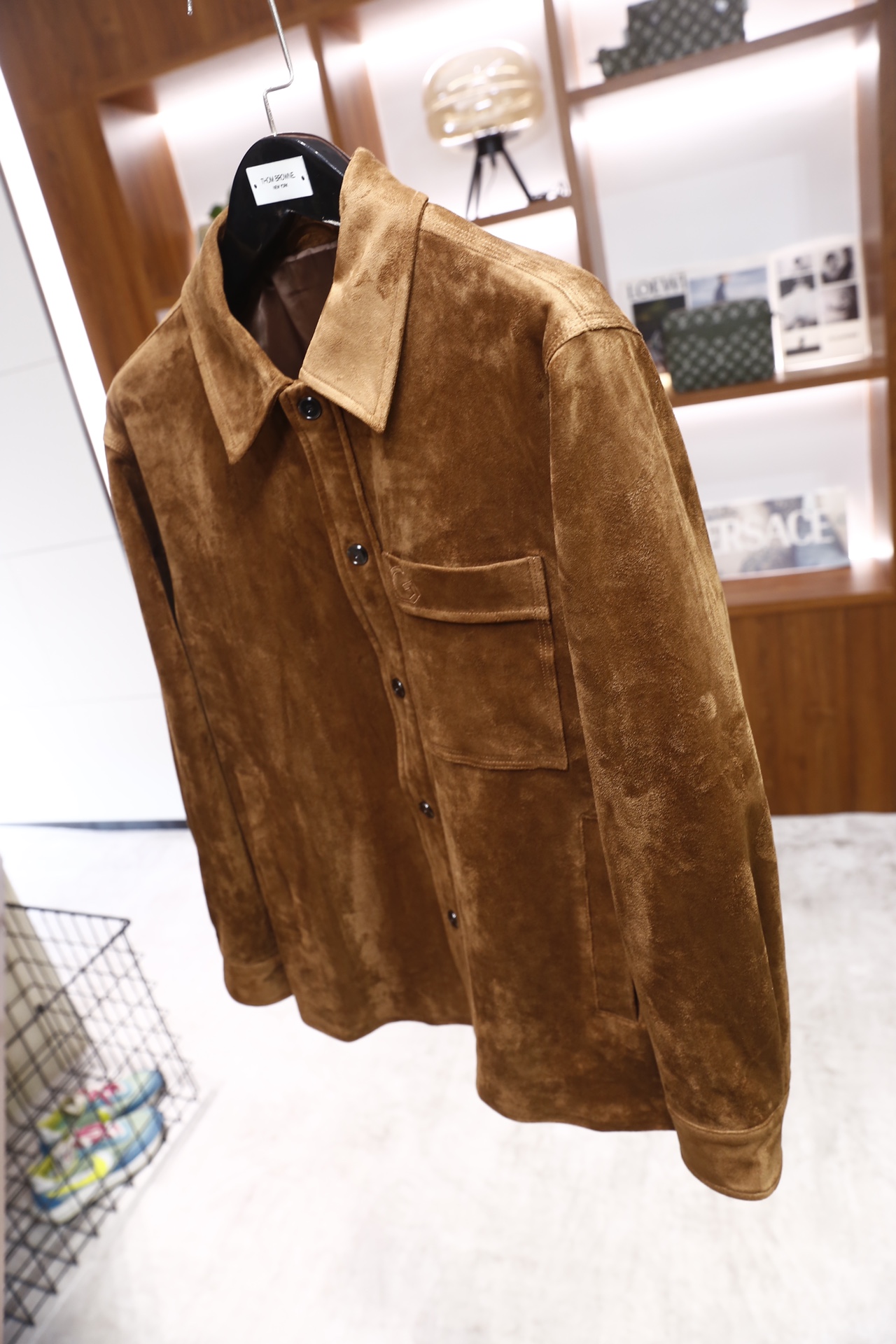 🔥纪梵希.25秋冬新品！时尚男士翻领衬衫式外套采用细腻的麂皮面料制作，触感柔软且带有独特的绒面质感，经典