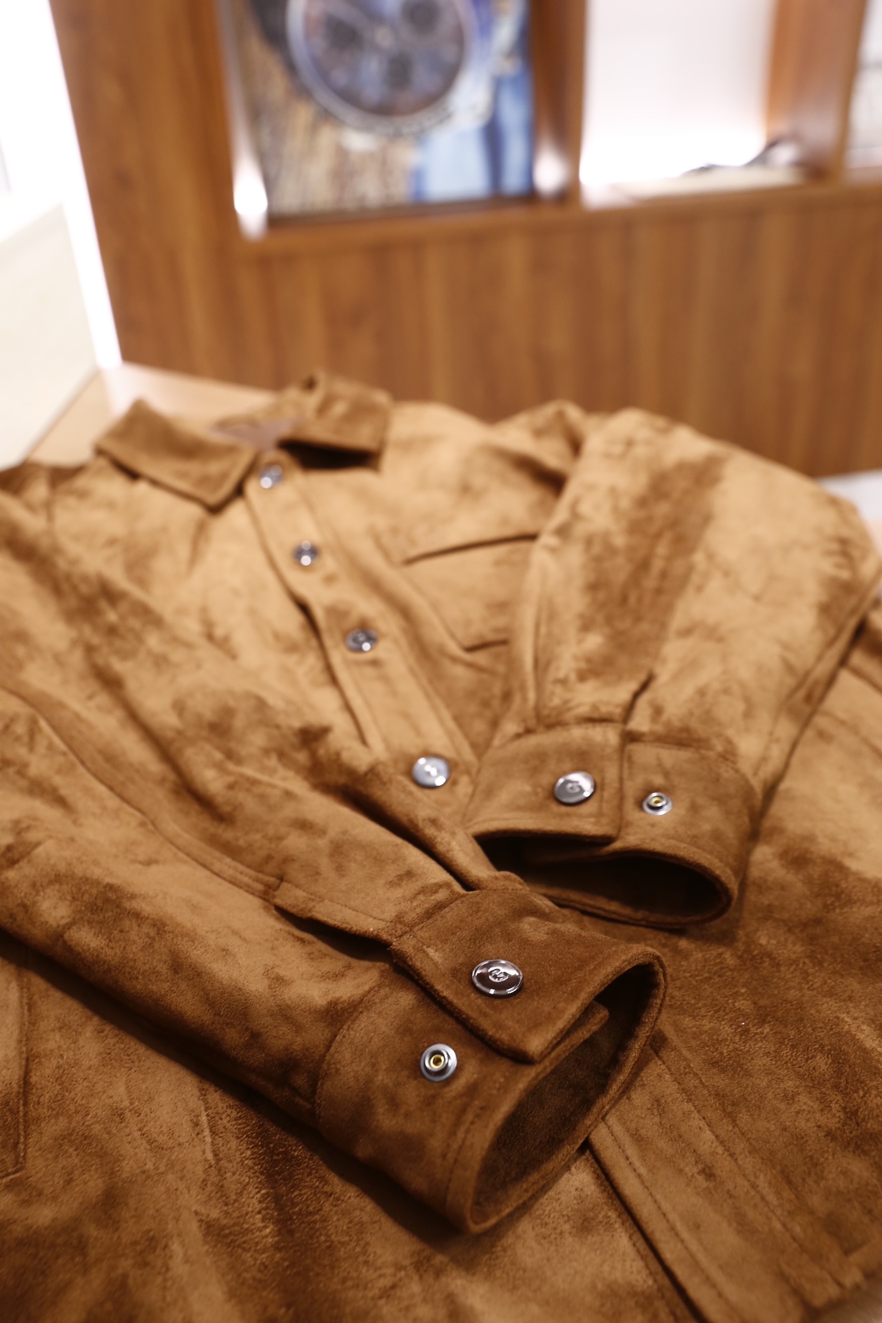 🔥纪梵希.25秋冬新品！时尚男士翻领衬衫式外套采用细腻的麂皮面料制作，触感柔软且带有独特的绒面质感，经典