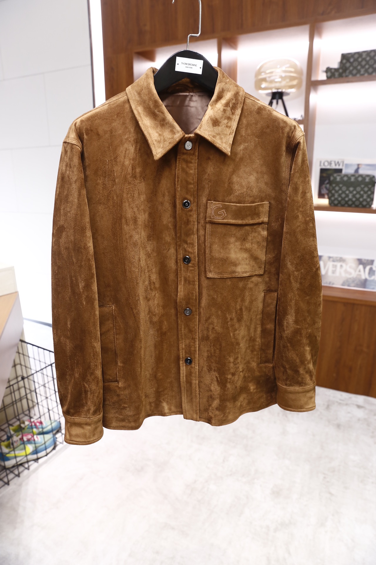 🔥纪梵希.25秋冬新品！时尚男士翻领衬衫式外套采用细腻的麂皮面料制作，触感柔软且带有独特的绒面质感，经典