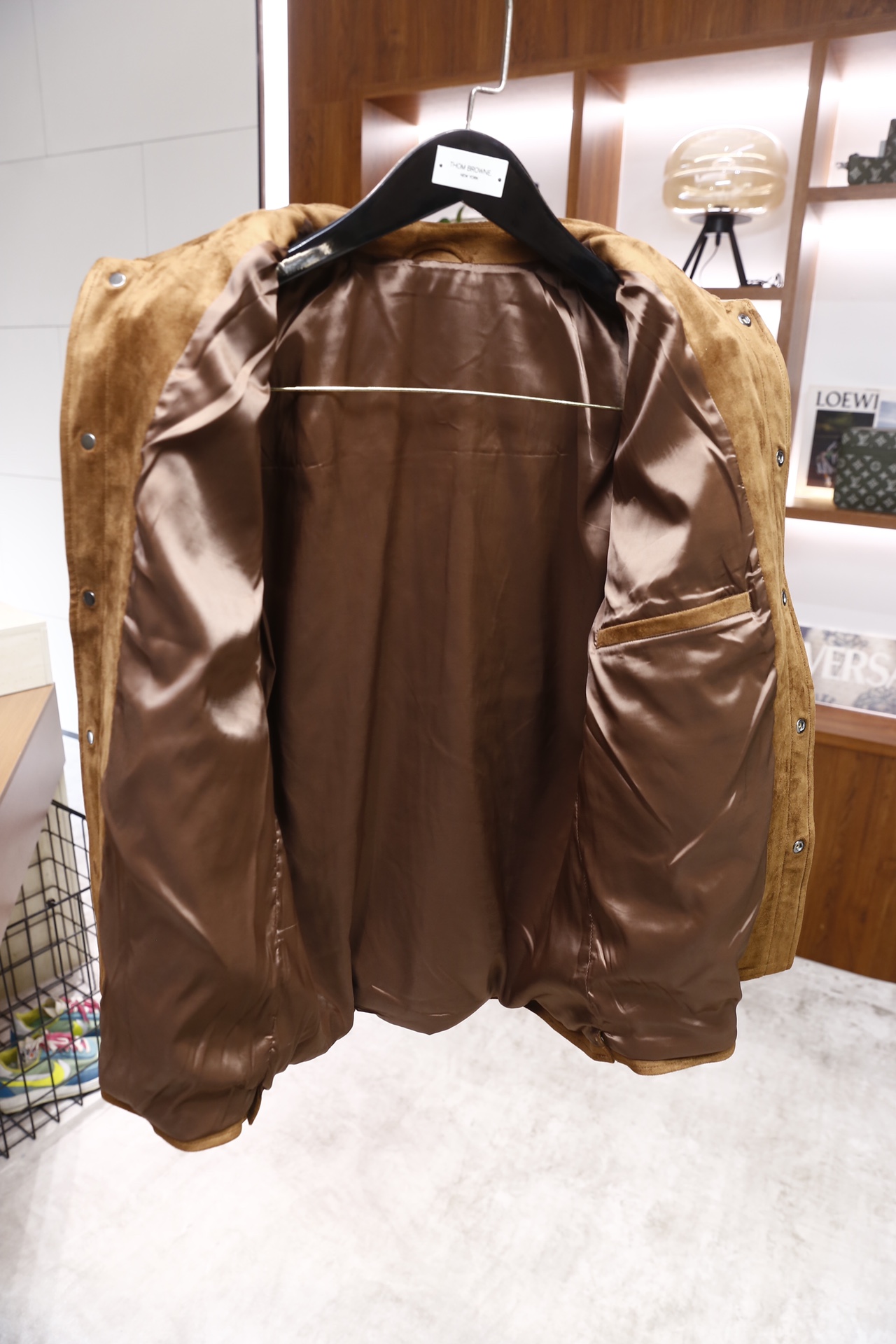 🔥纪梵希.25秋冬新品！时尚男士翻领衬衫式外套采用细腻的麂皮面料制作，触感柔软且带有独特的绒面质感，经典