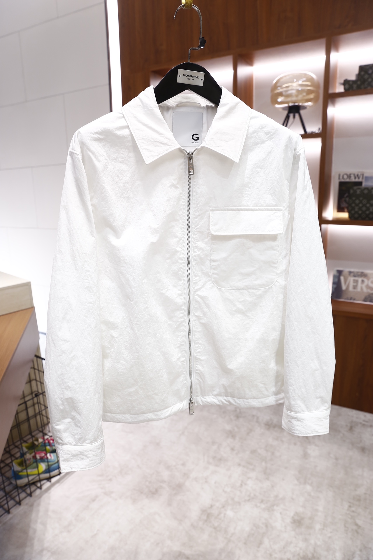 🔥纪梵希.25秋冬新品！时尚男士翻领夹克采用带有肌理感的轻薄面料制作，质感挺括且透气性佳；经典衬衫领搭配