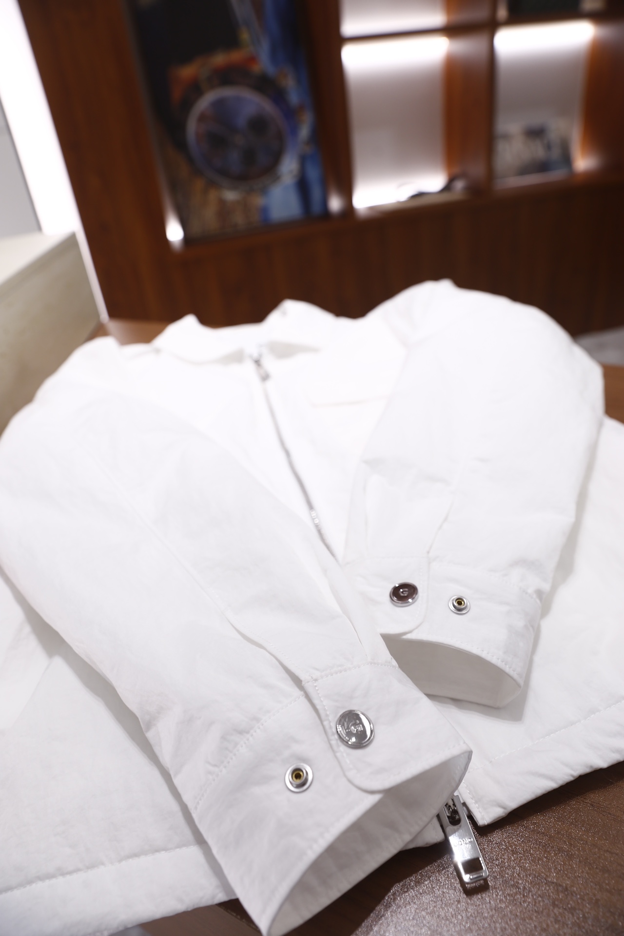 🔥纪梵希.25秋冬新品！时尚男士翻领夹克采用带有肌理感的轻薄面料制作，质感挺括且透气性佳；经典衬衫领搭配