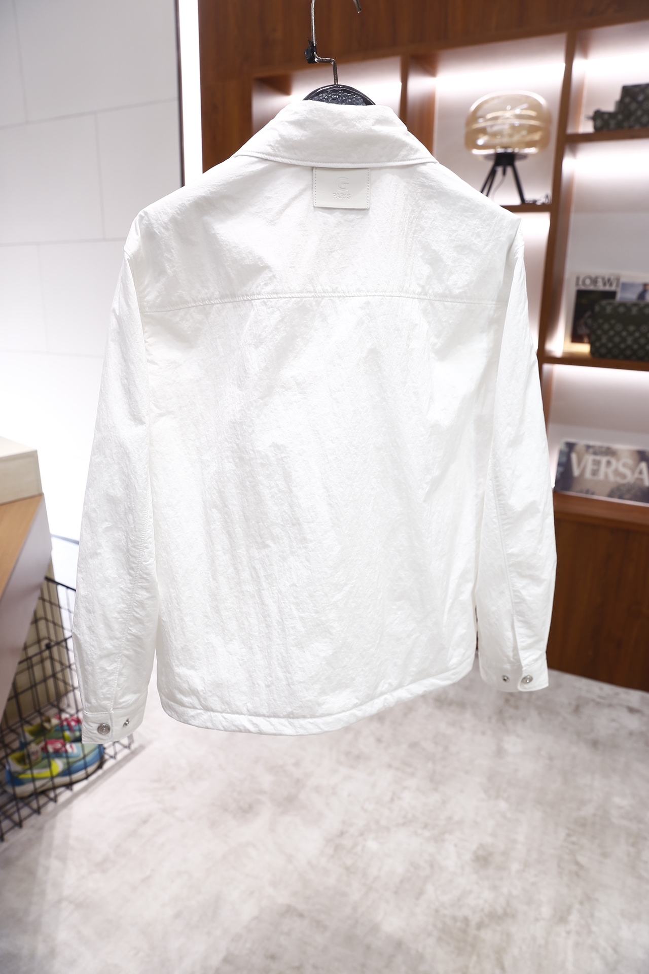 🔥纪梵希.25秋冬新品！时尚男士翻领夹克采用带有肌理感的轻薄面料制作，质感挺括且透气性佳；经典衬衫领搭配