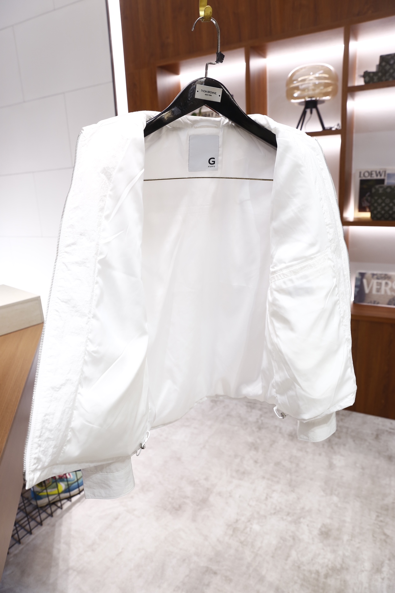 🔥纪梵希.25秋冬新品！时尚男士翻领夹克采用带有肌理感的轻薄面料制作，质感挺括且透气性佳；经典衬衫领搭配