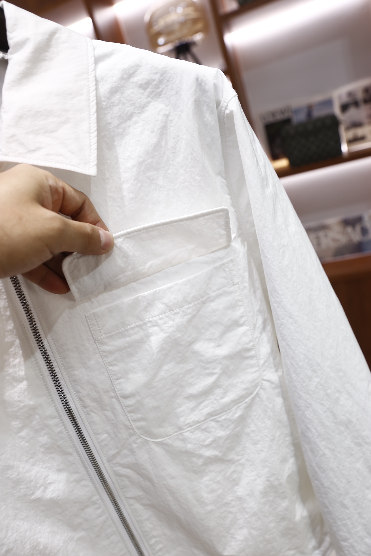 🔥纪梵希.25秋冬新品！时尚男士翻领夹克采用带有肌理感的轻薄面料制作，质感挺括且透气性佳；经典衬衫领搭配