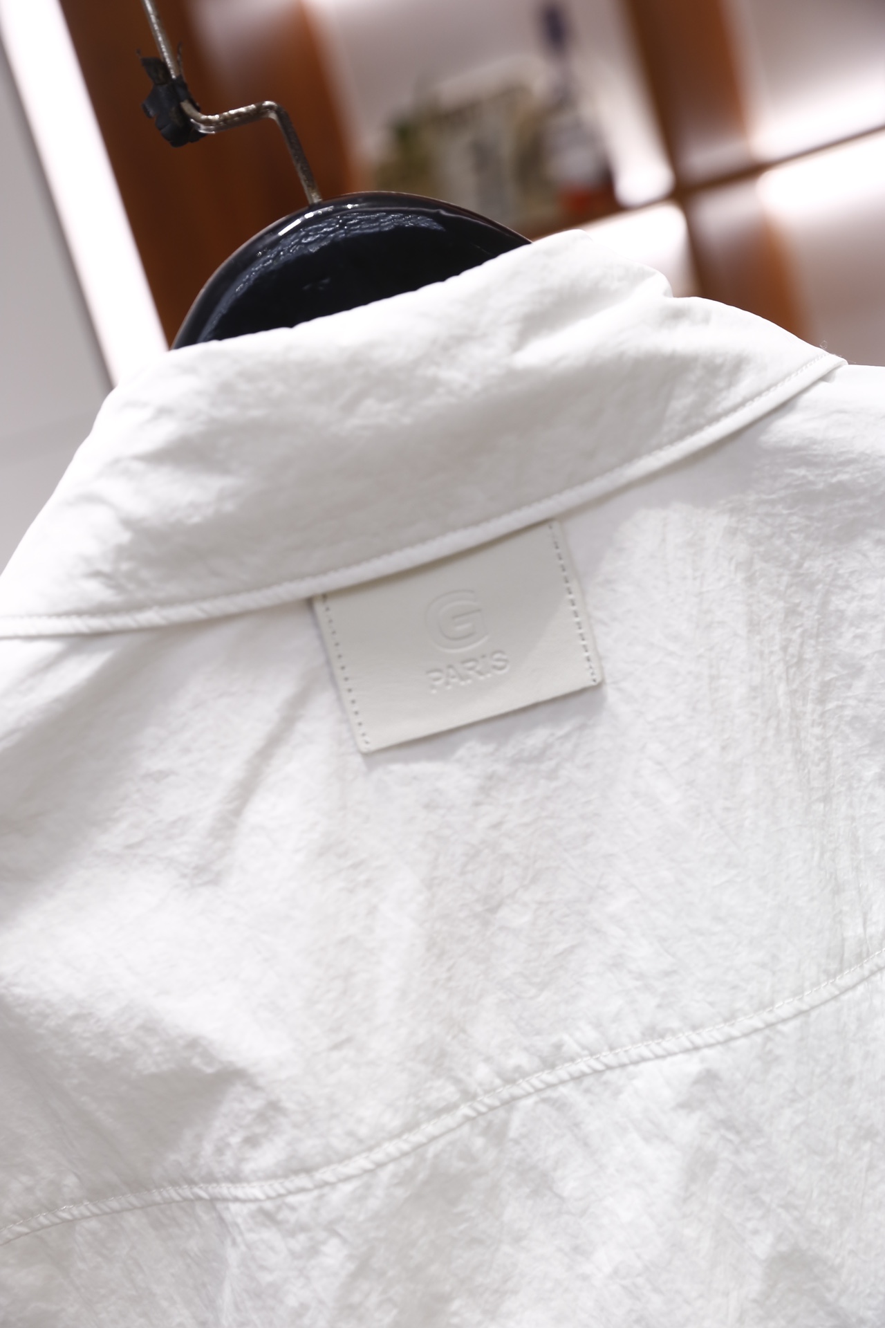 🔥纪梵希.25秋冬新品！时尚男士翻领夹克采用带有肌理感的轻薄面料制作，质感挺括且透气性佳；经典衬衫领搭配