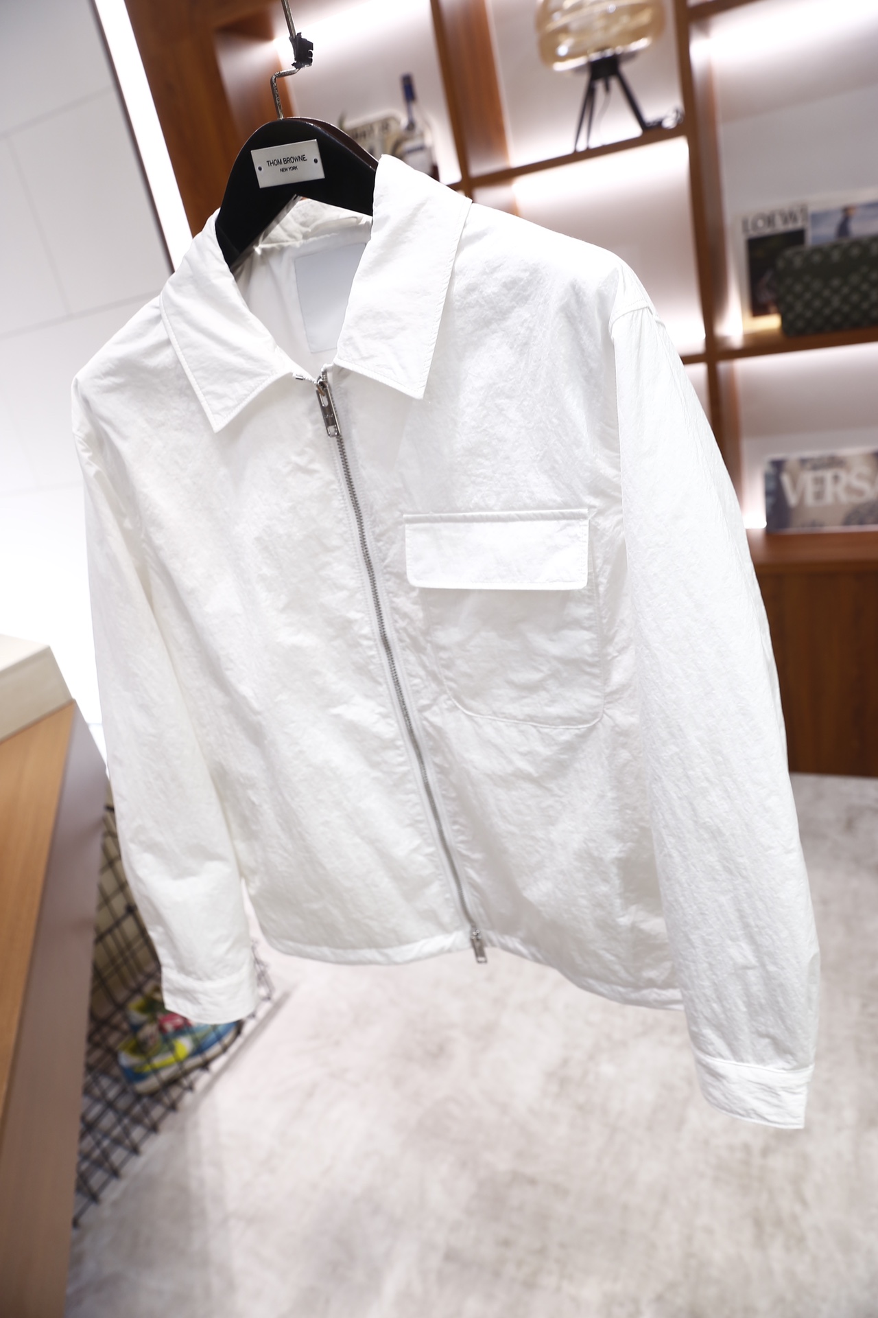 🔥纪梵希.25秋冬新品！时尚男士翻领夹克采用带有肌理感的轻薄面料制作，质感挺括且透气性佳；经典衬衫领搭配