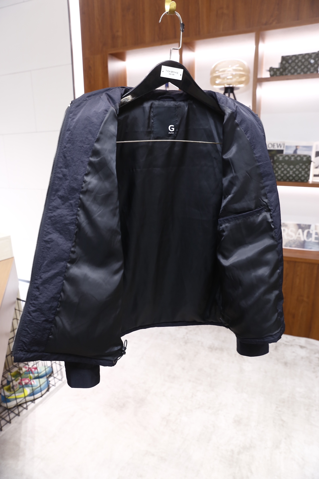 🔥纪梵希.25秋冬新品！时尚男士翻领夹克采用带有肌理感的轻薄面料制作，质感挺括且透气性佳；经典衬衫领搭配