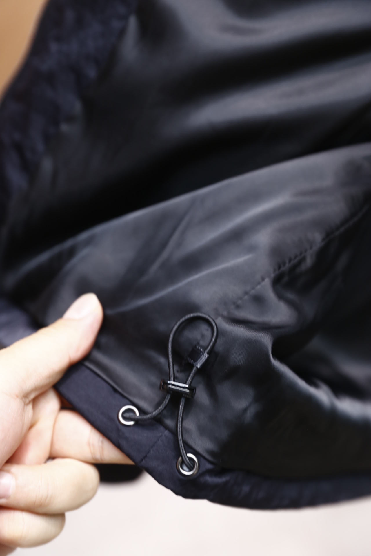 🔥纪梵希.25秋冬新品！时尚男士翻领夹克采用带有肌理感的轻薄面料制作，质感挺括且透气性佳；经典衬衫领搭配