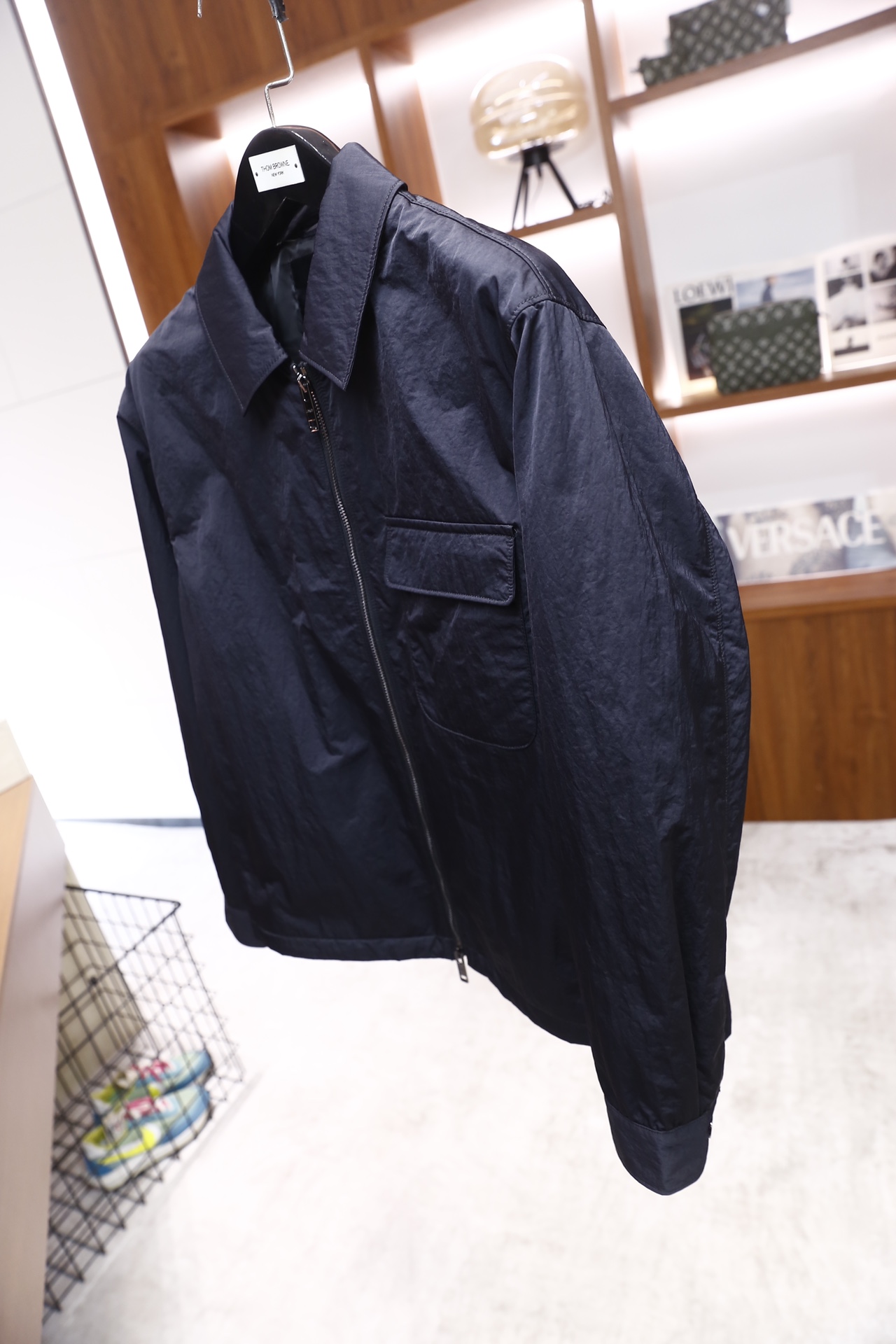 🔥纪梵希.25秋冬新品！时尚男士翻领夹克采用带有肌理感的轻薄面料制作，质感挺括且透气性佳；经典衬衫领搭配