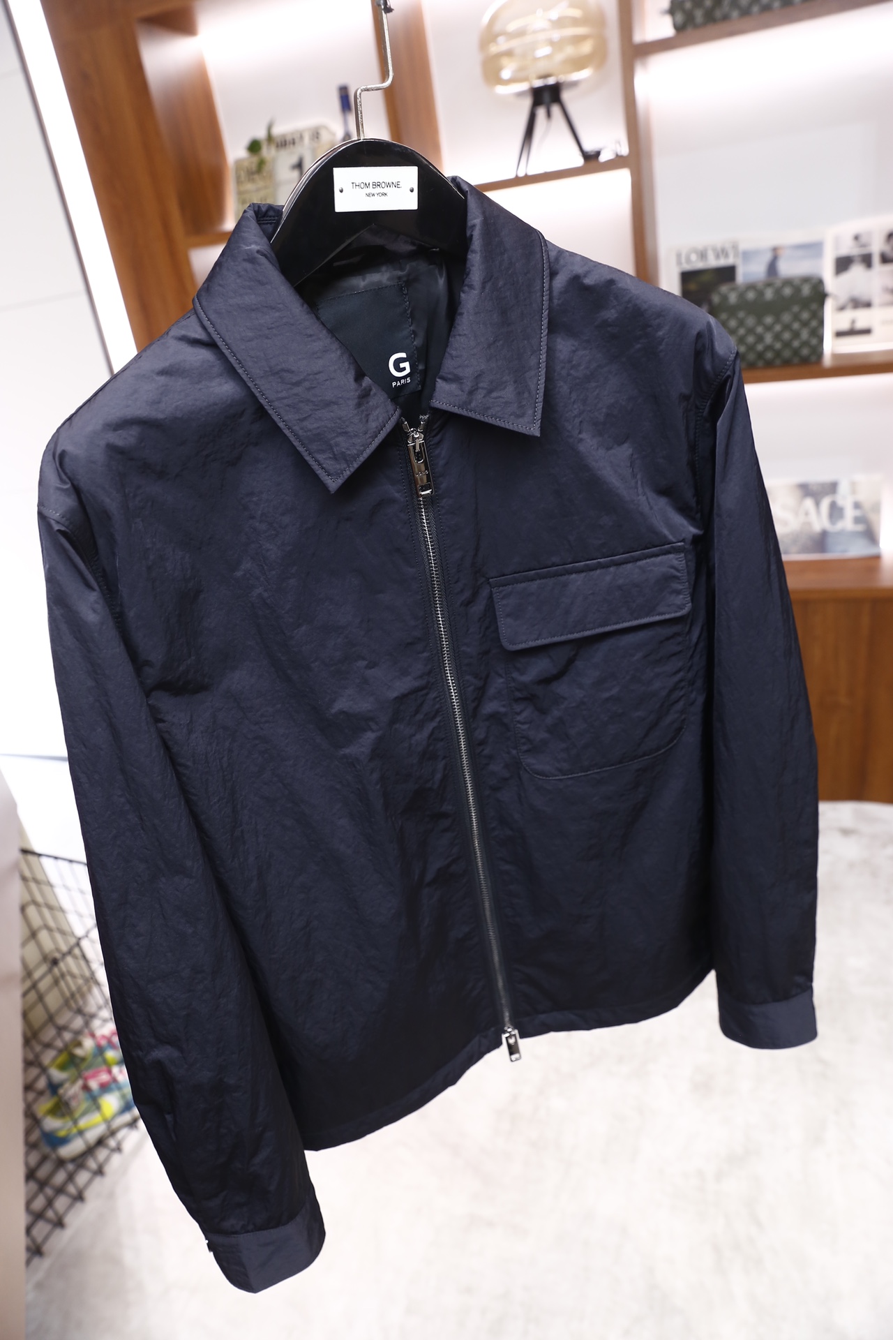 🔥纪梵希.25秋冬新品！时尚男士翻领夹克采用带有肌理感的轻薄面料制作，质感挺括且透气性佳；经典衬衫领搭配