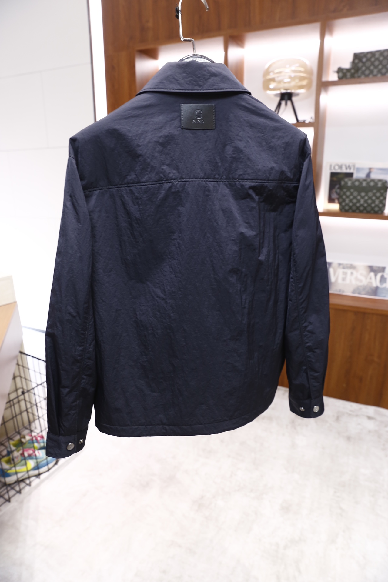 🔥纪梵希.25秋冬新品！时尚男士翻领夹克采用带有肌理感的轻薄面料制作，质感挺括且透气性佳；经典衬衫领搭配