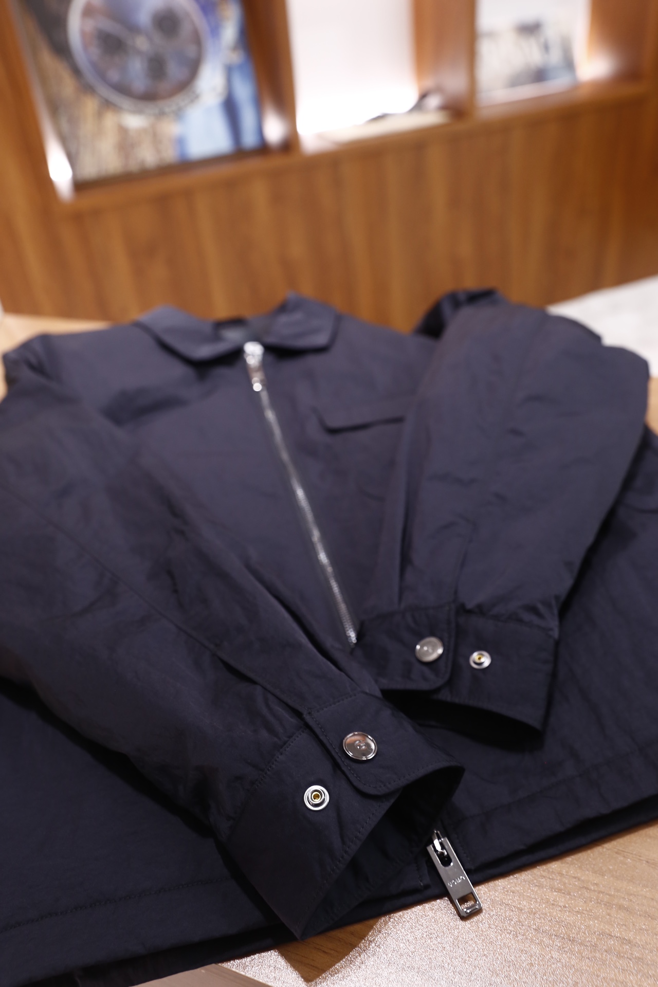 🔥纪梵希.25秋冬新品！时尚男士翻领夹克采用带有肌理感的轻薄面料制作，质感挺括且透气性佳；经典衬衫领搭配