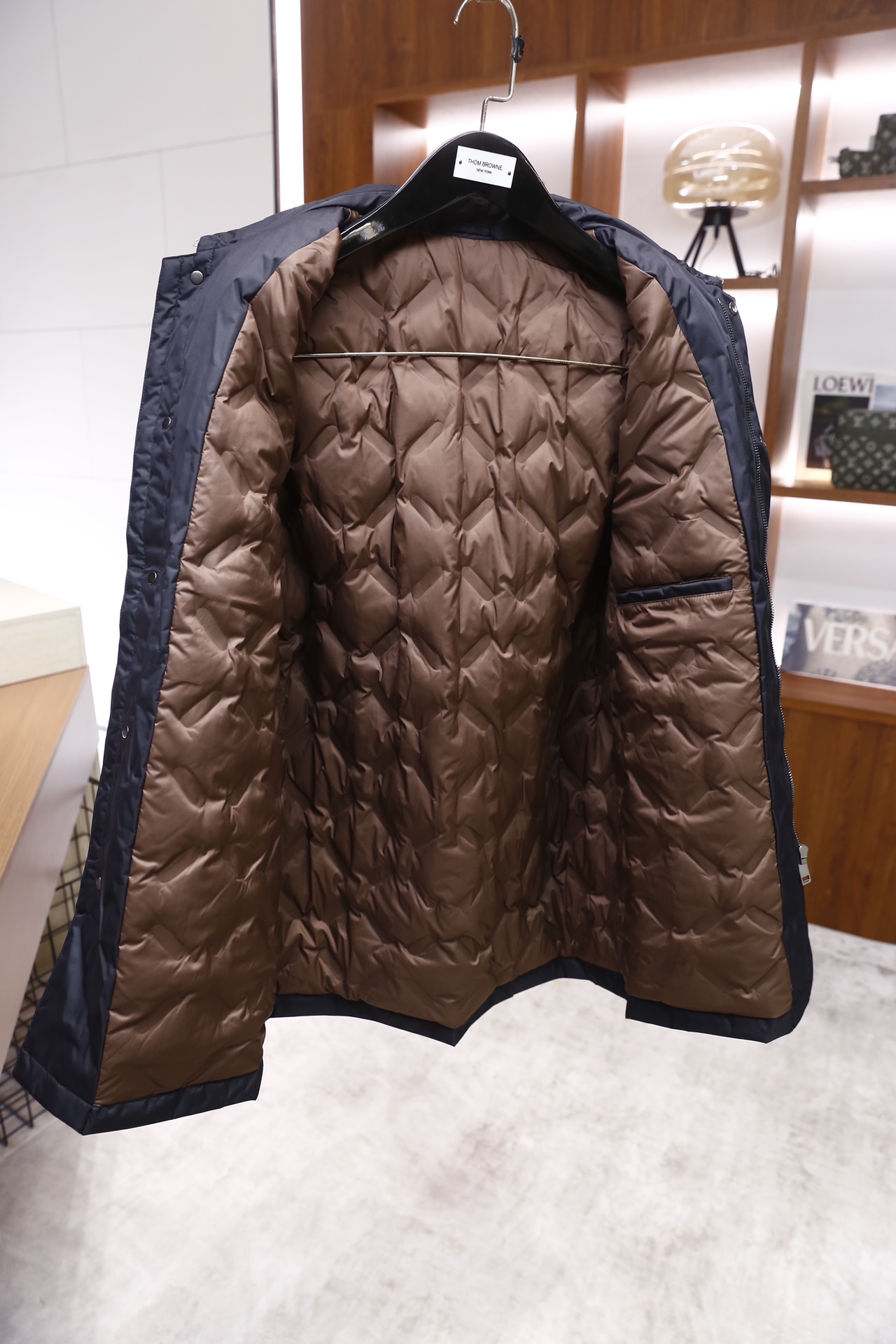 🔥杰尼亚.25秋冬新品！时尚男士翻领羽绒夹克，采用防风抗皱面料打造，内里填充羽绒材质，保暖性出众且衣身不