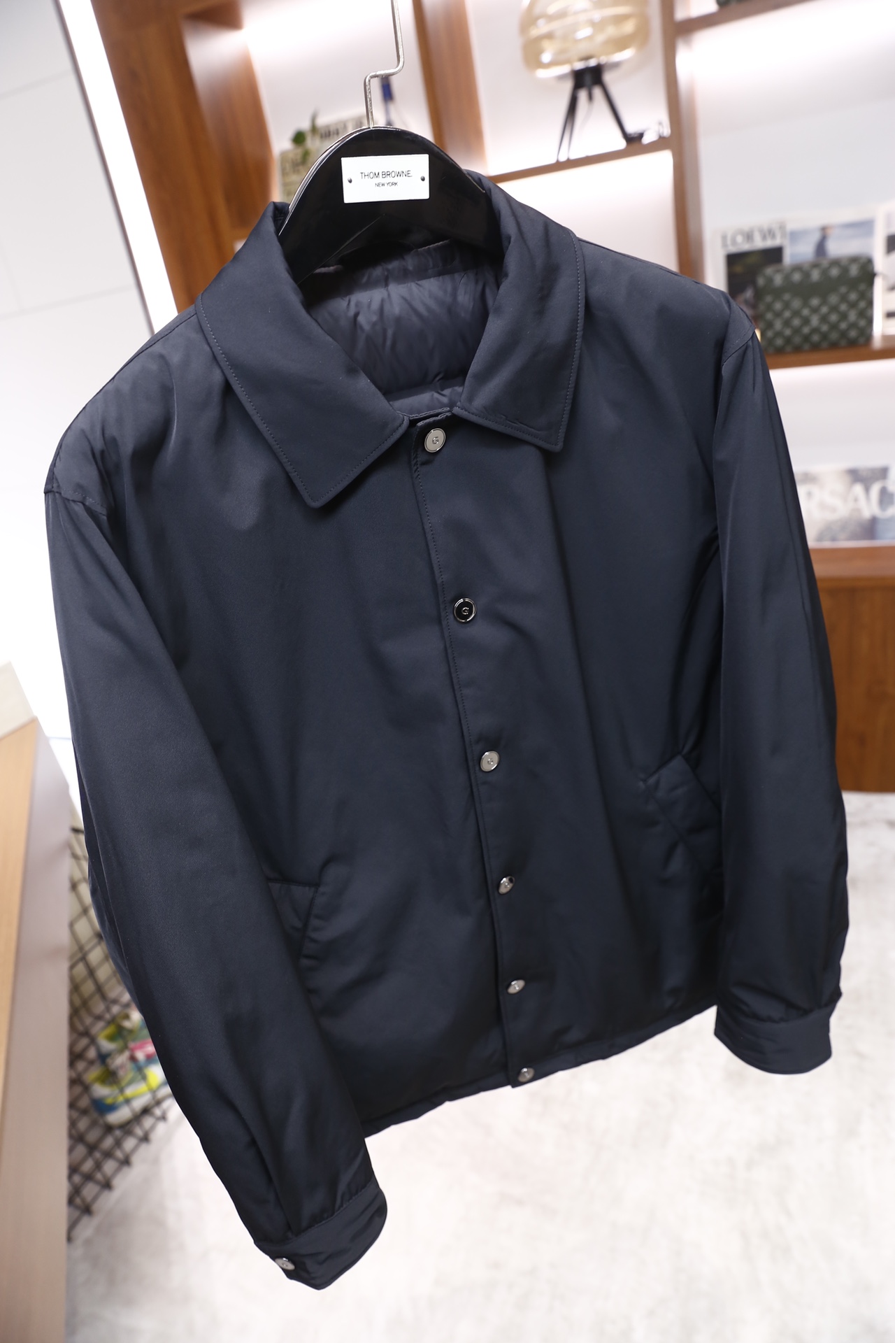 🔥纪梵希/Given*hy.25秋冬新品！时尚男士翻领夹克采用顺滑的哑光面料制作，质感挺括且垂坠感佳；经