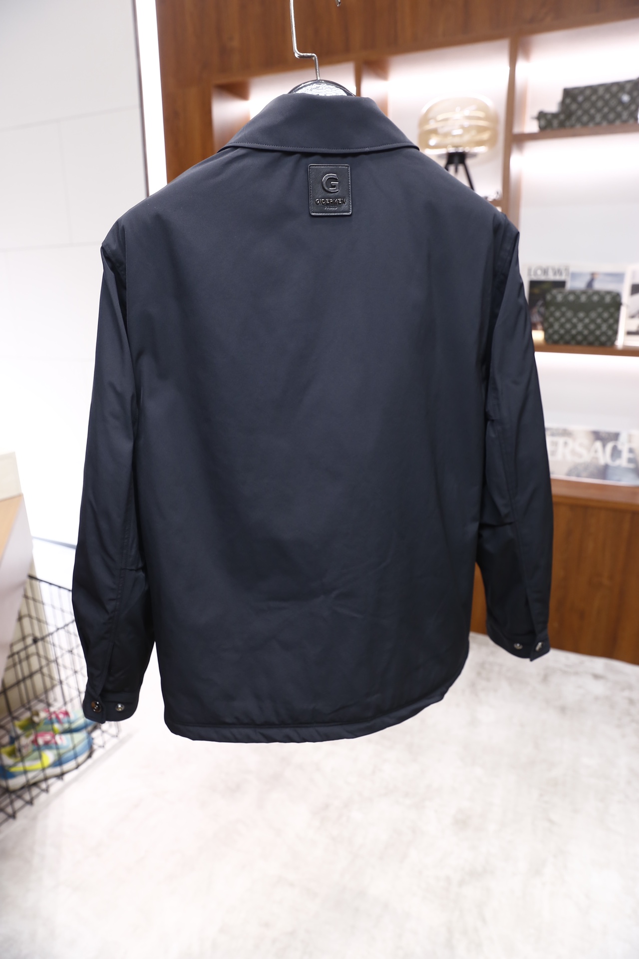 🔥纪梵希/Given*hy.25秋冬新品！时尚男士翻领夹克采用顺滑的哑光面料制作，质感挺括且垂坠感佳；经