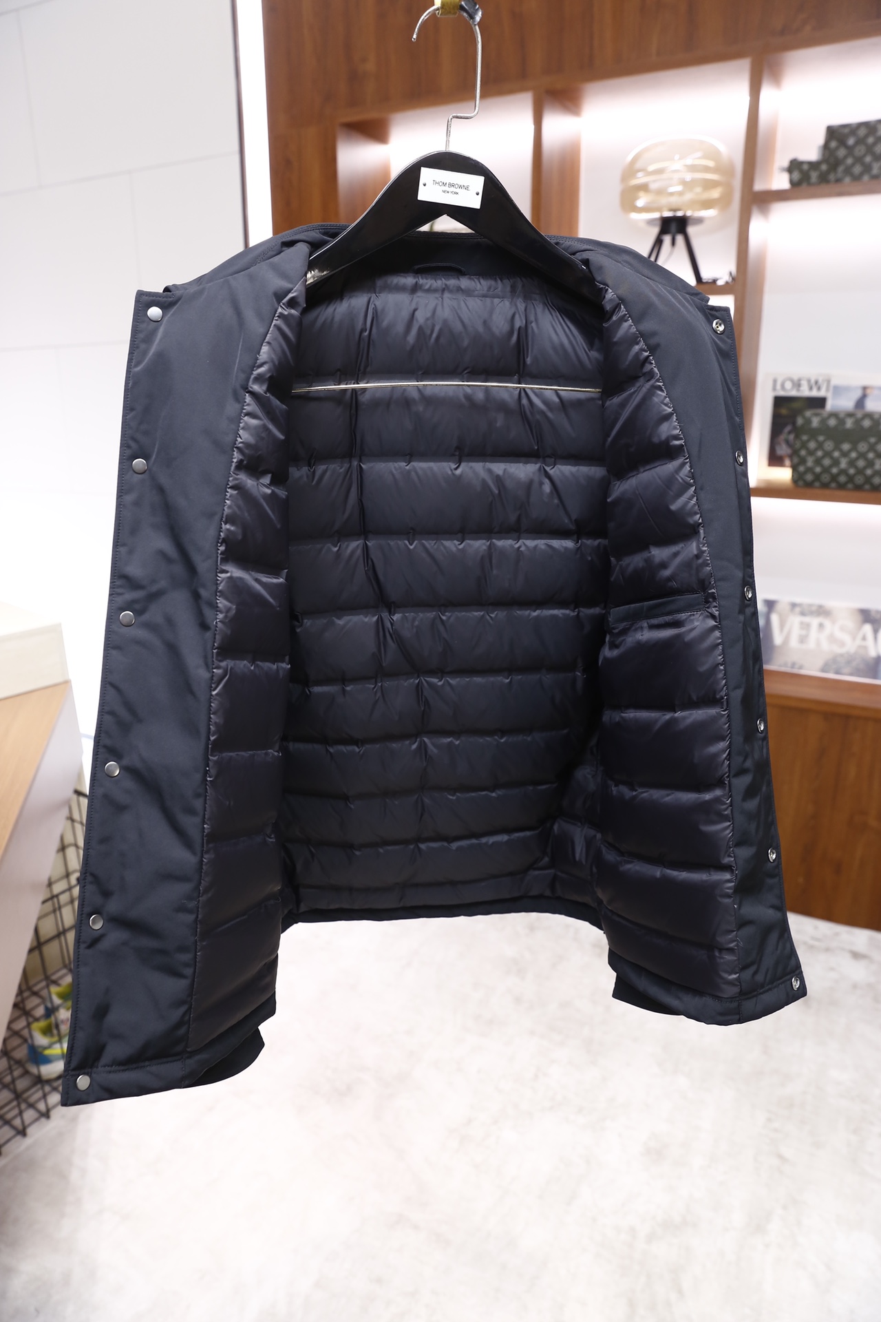 🔥纪梵希/Given*hy.25秋冬新品！时尚男士翻领夹克采用顺滑的哑光面料制作，质感挺括且垂坠感佳；经