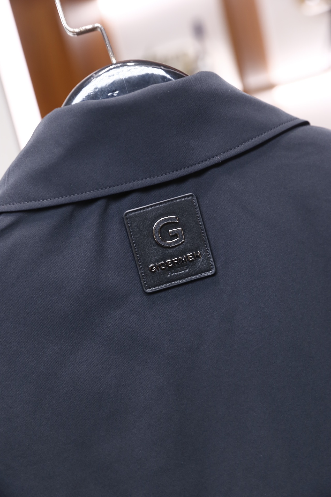 🔥纪梵希/Given*hy.25秋冬新品！时尚男士翻领夹克采用顺滑的哑光面料制作，质感挺括且垂坠感佳；经