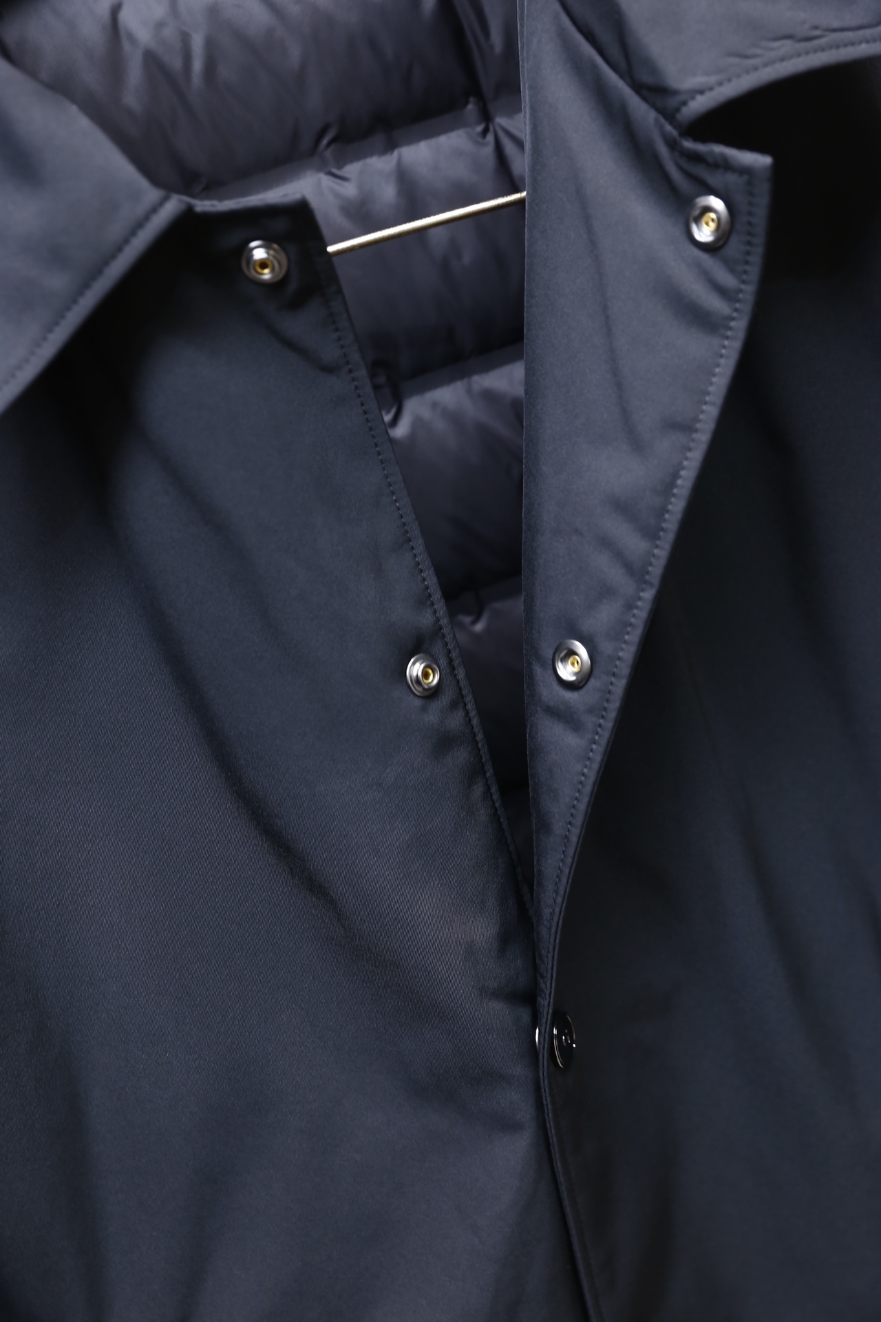 🔥纪梵希/Given*hy.25秋冬新品！时尚男士翻领夹克采用顺滑的哑光面料制作，质感挺括且垂坠感佳；经