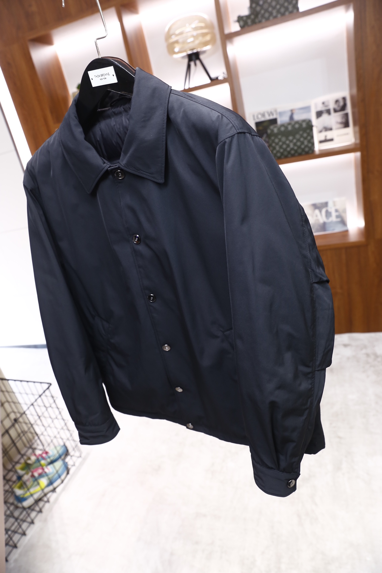 🔥纪梵希/Given*hy.25秋冬新品！时尚男士翻领夹克采用顺滑的哑光面料制作，质感挺括且垂坠感佳；经