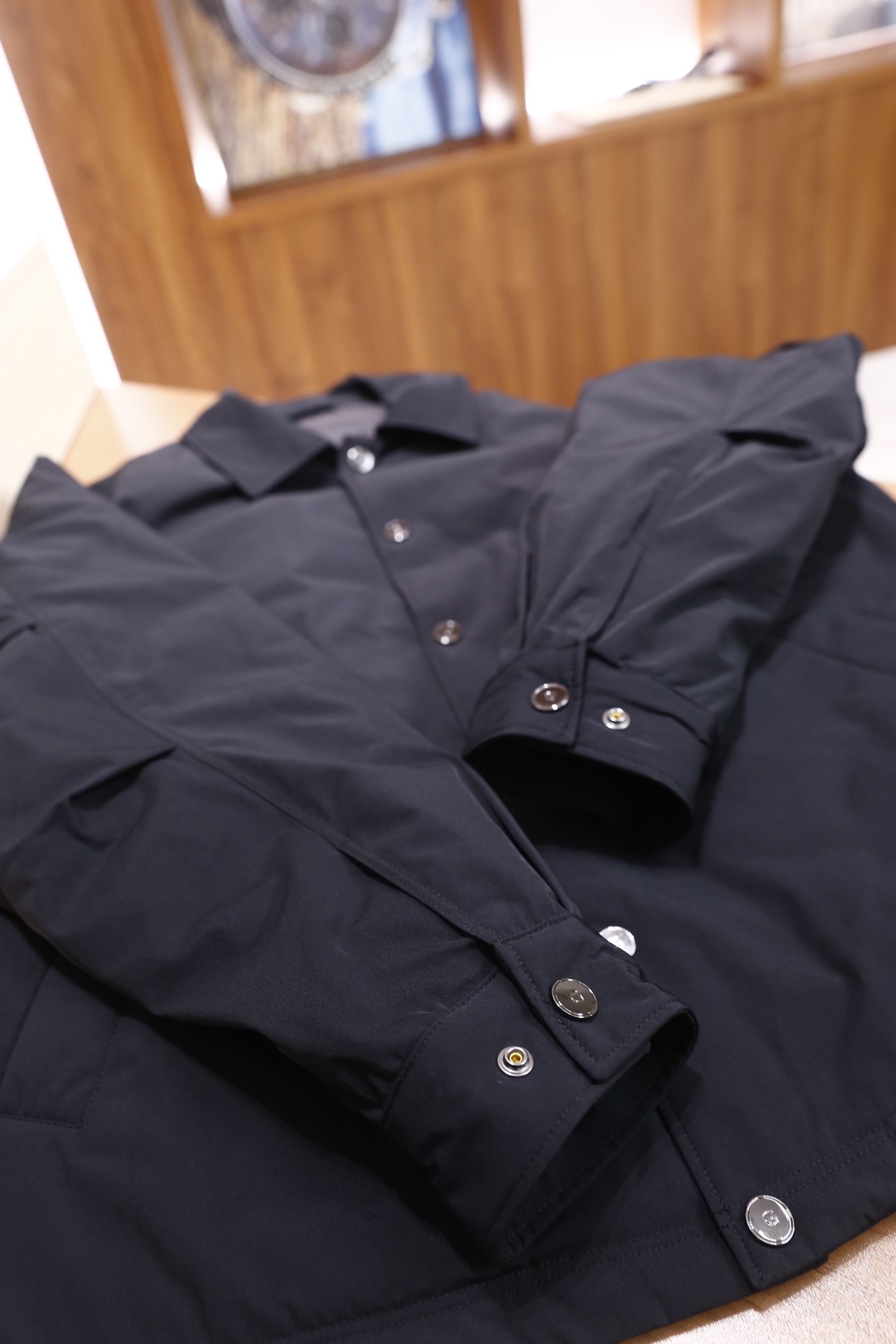 🔥纪梵希/Given*hy.25秋冬新品！时尚男士翻领夹克采用顺滑的哑光面料制作，质感挺括且垂坠感佳；经