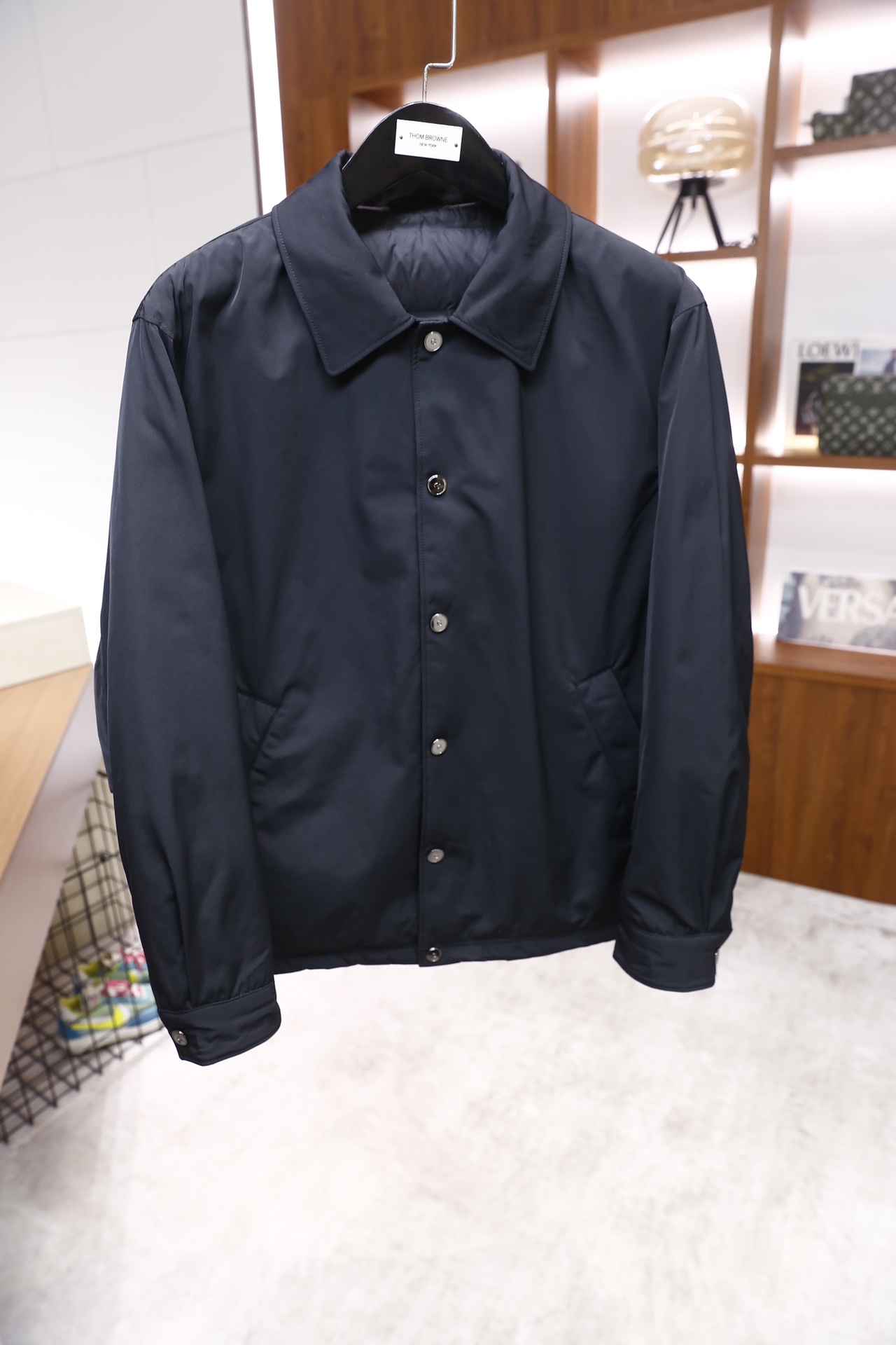 🔥纪梵希/Given*hy.25秋冬新品！时尚男士翻领夹克采用顺滑的哑光面料制作，质感挺括且垂坠感佳；经