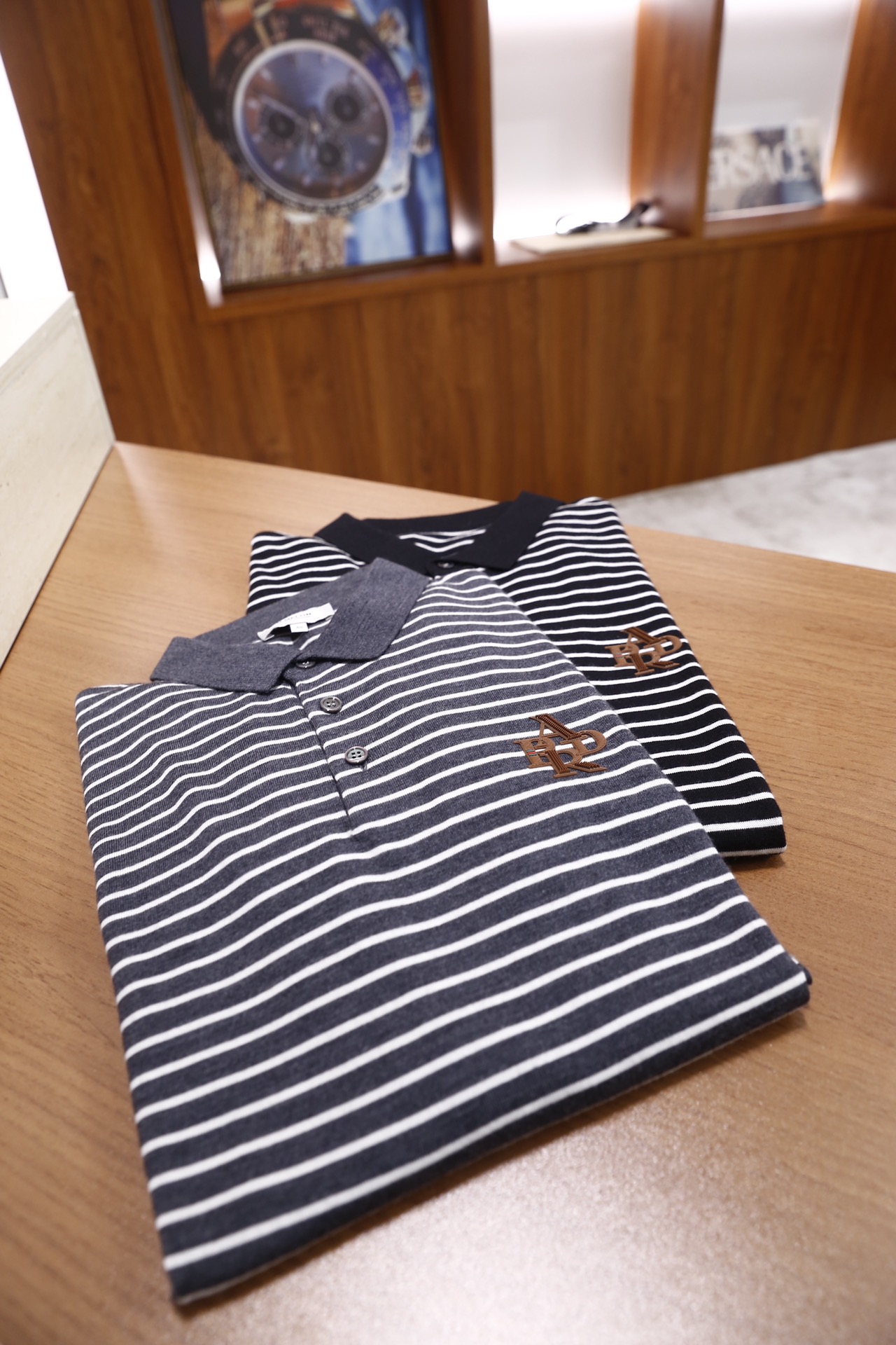 🔥普拉达.25秋冬新品！时尚男士条纹纯毛长袖Polo衫，采用细腻纯羊毛面料制作，触感柔软且保暖性出众；经