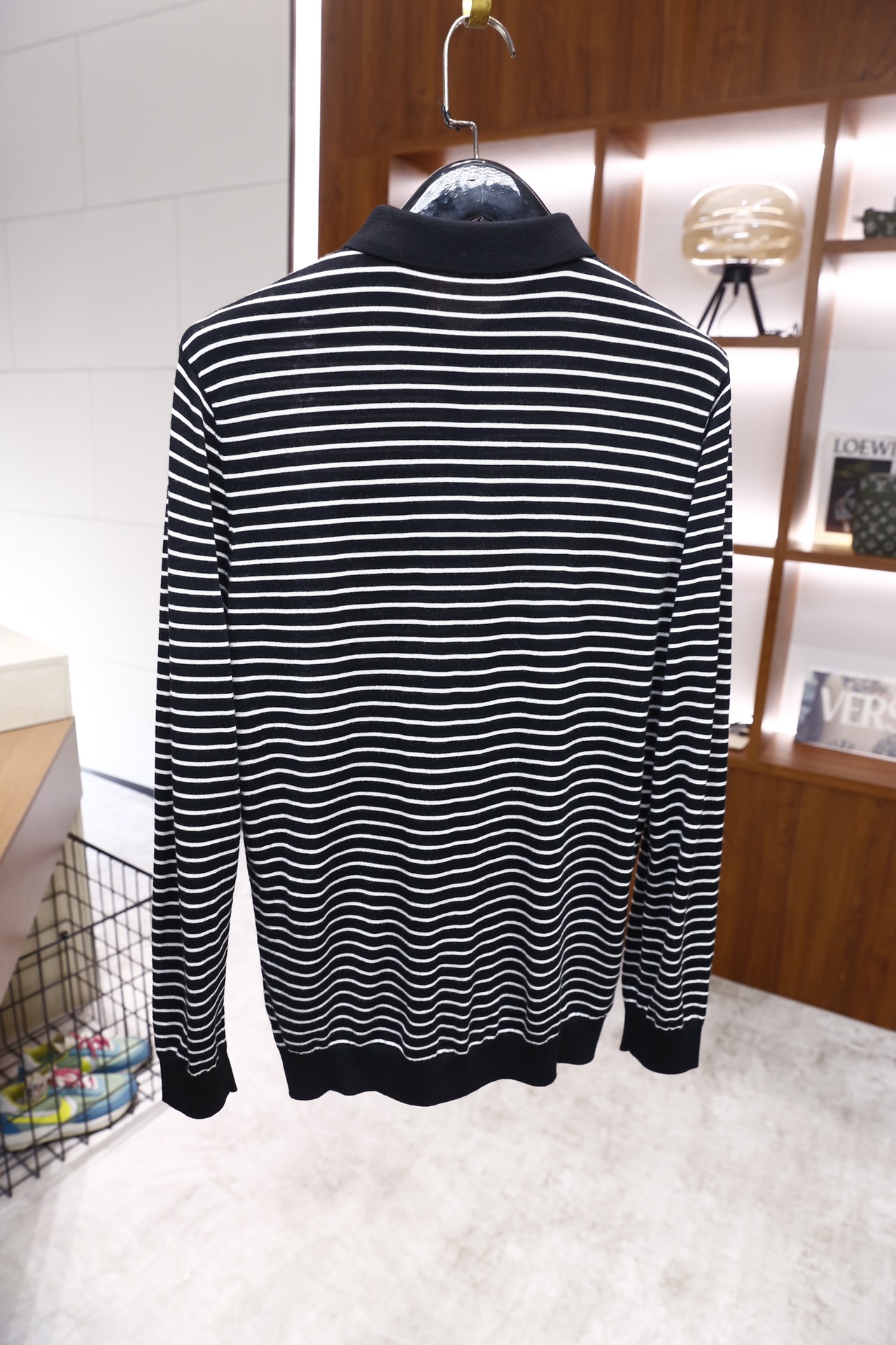 🔥普拉达.25秋冬新品！时尚男士条纹纯毛长袖Polo衫，采用细腻纯羊毛面料制作，触感柔软且保暖性出众；经