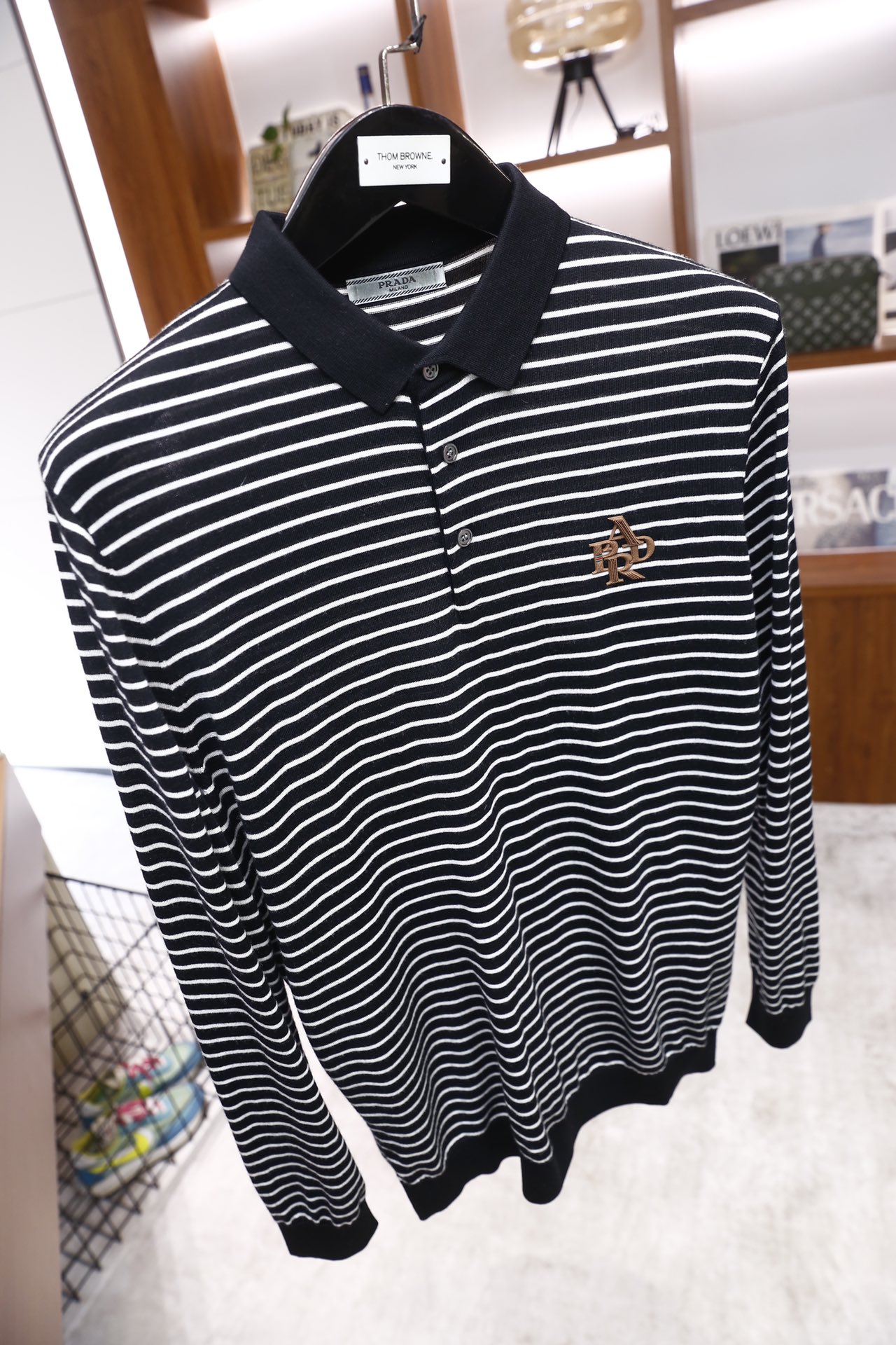 🔥普拉达.25秋冬新品！时尚男士条纹纯毛长袖Polo衫，采用细腻纯羊毛面料制作，触感柔软且保暖性出众；经